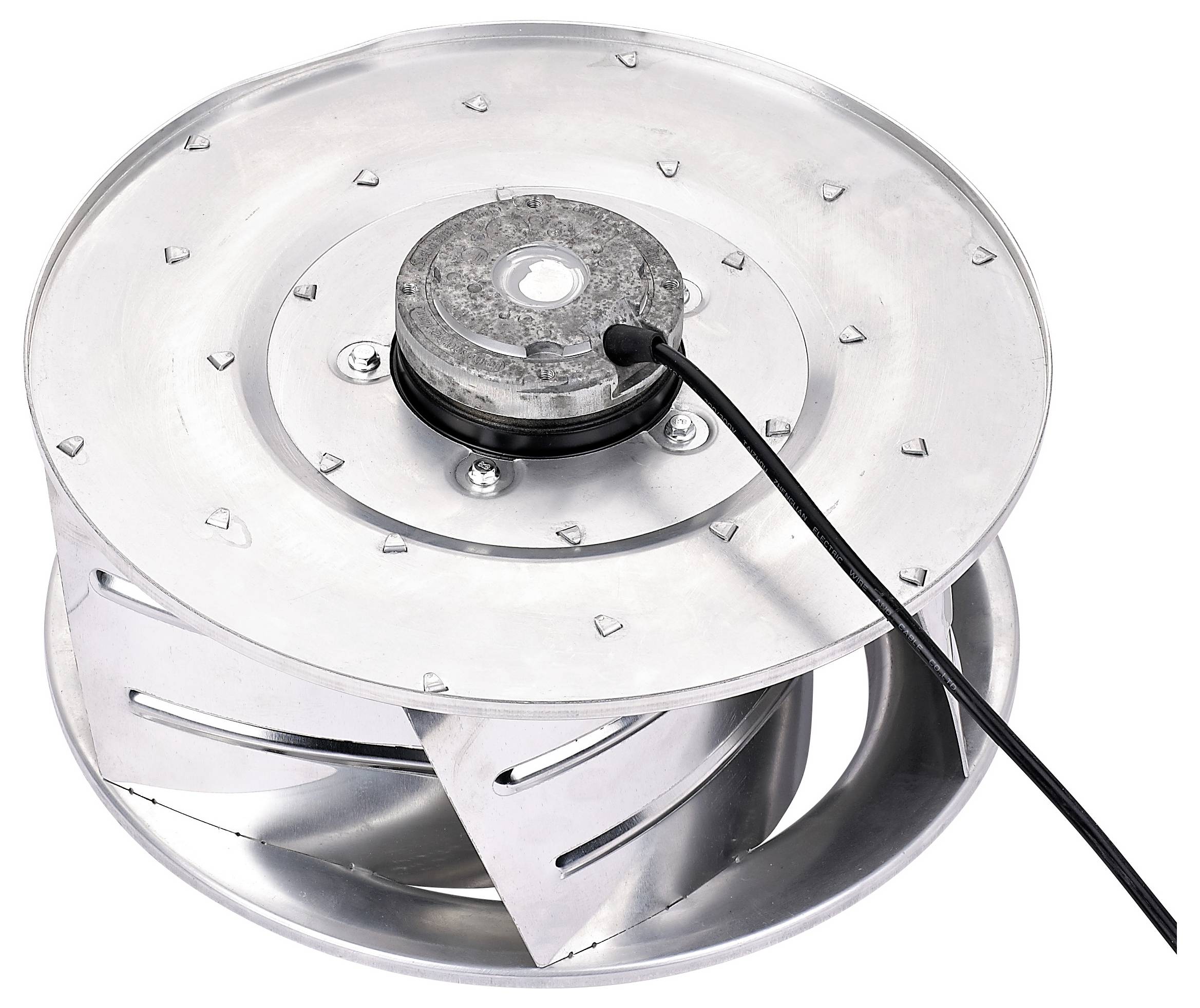 Ein Industriemetallventilator mit kreisförmiger Basis und Deckel, ausgestattet mit geneigten Blättern und einem zentral angebrachten Elektromotor mit angeschlossenem Stromkabel.