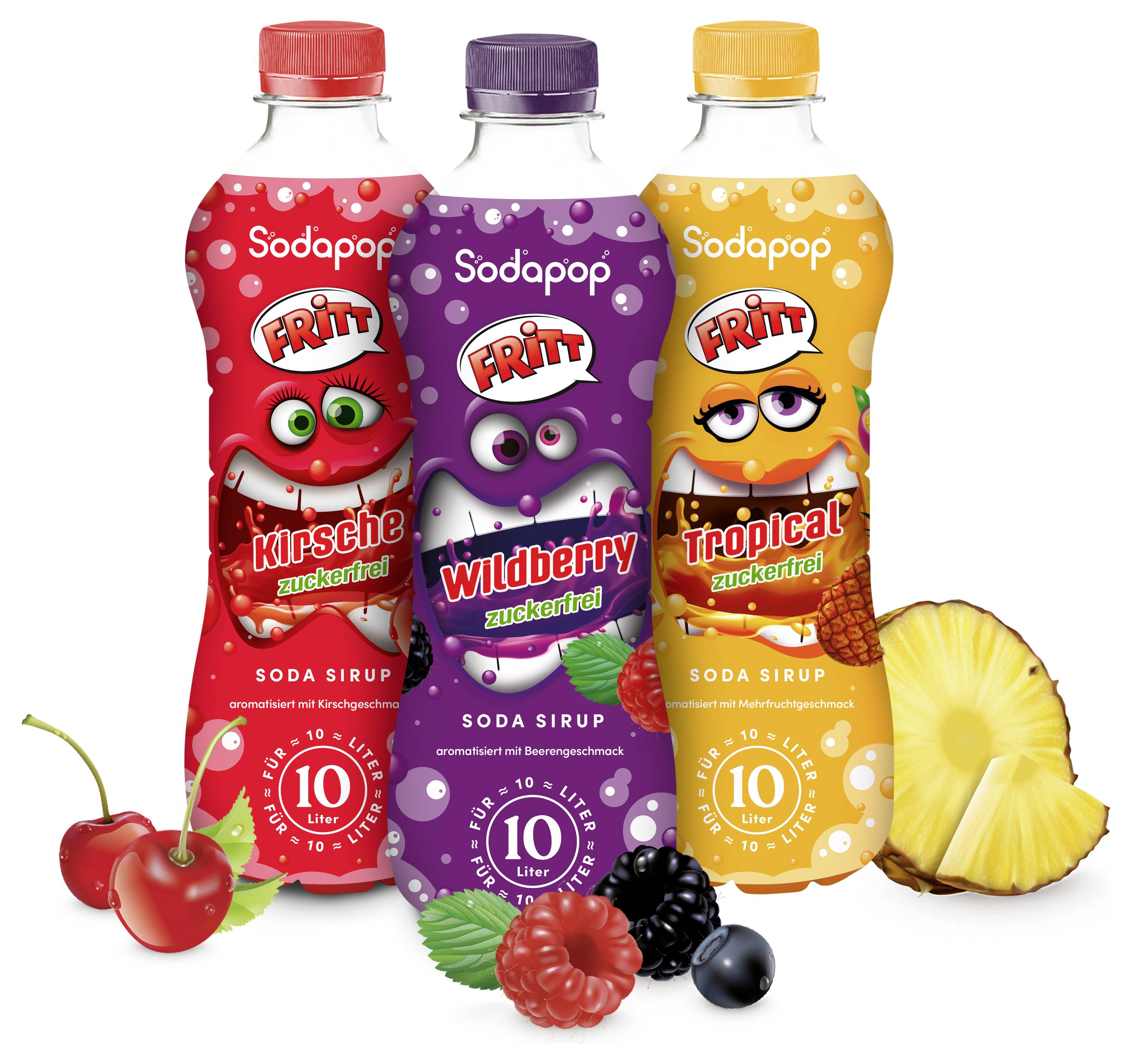 Drei Flaschen Sodapop Fritt Sirup in den Geschmacksrichtungen Kirsche, Waldbeere und Tropical, umgeben von den entsprechenden Früchten.