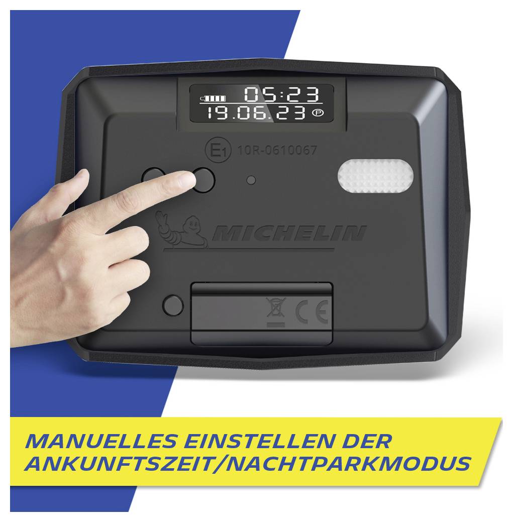 Eine Person stellt einen digitalen Parkzeitgeber ein, der 05:23 und 19.05.23 zeigt. Ein gelb-blauer Banner liest: Manuelles Einstellen der Ankunftszeit/Nachtparkmodus.