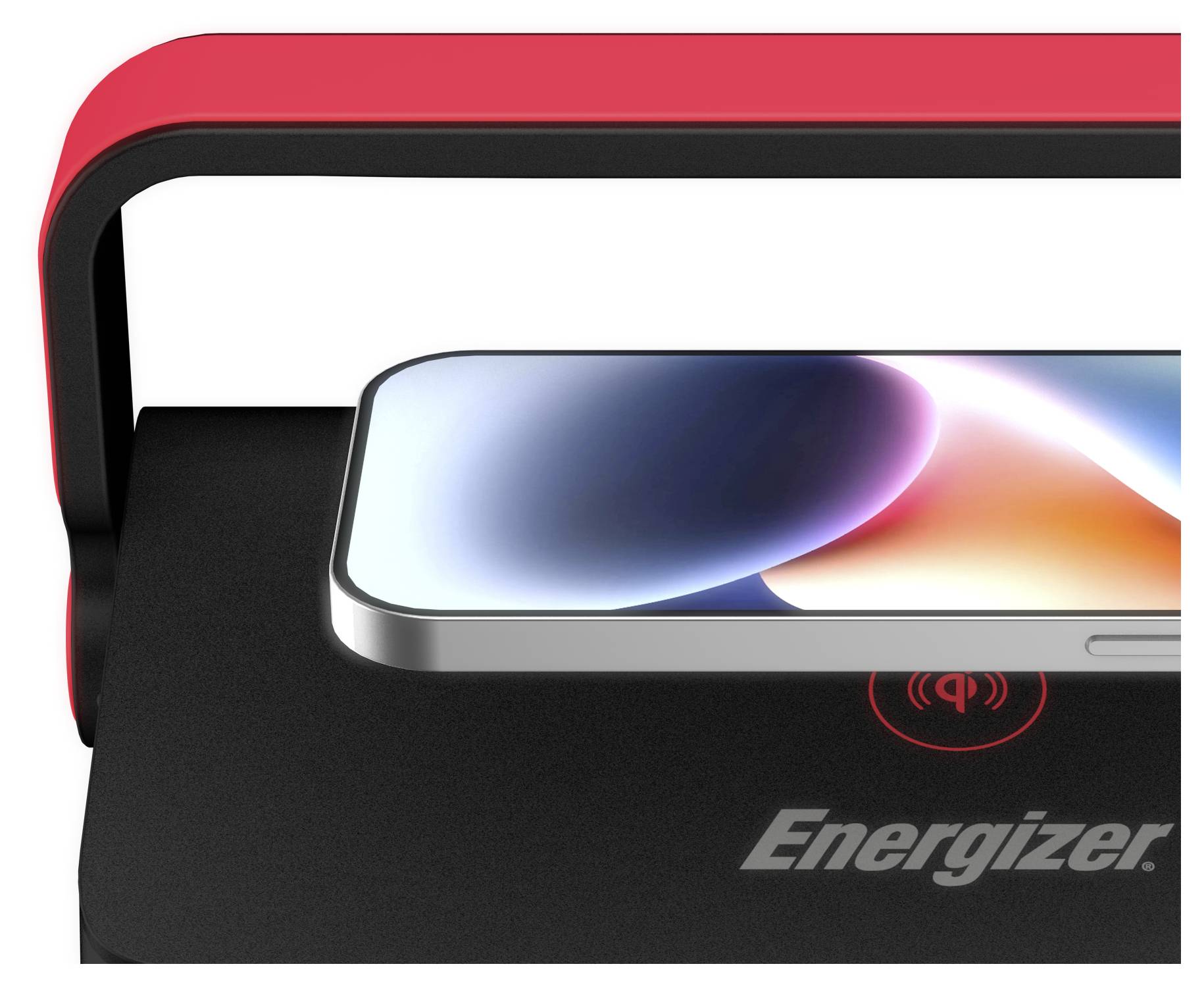 Ein Smartphone, das drahtlos auf einem Energizer-Ladegerät mit roter Einfassung lädt, wobei das Ladestatussymbol unterhalb des Telefons sichtbar ist.