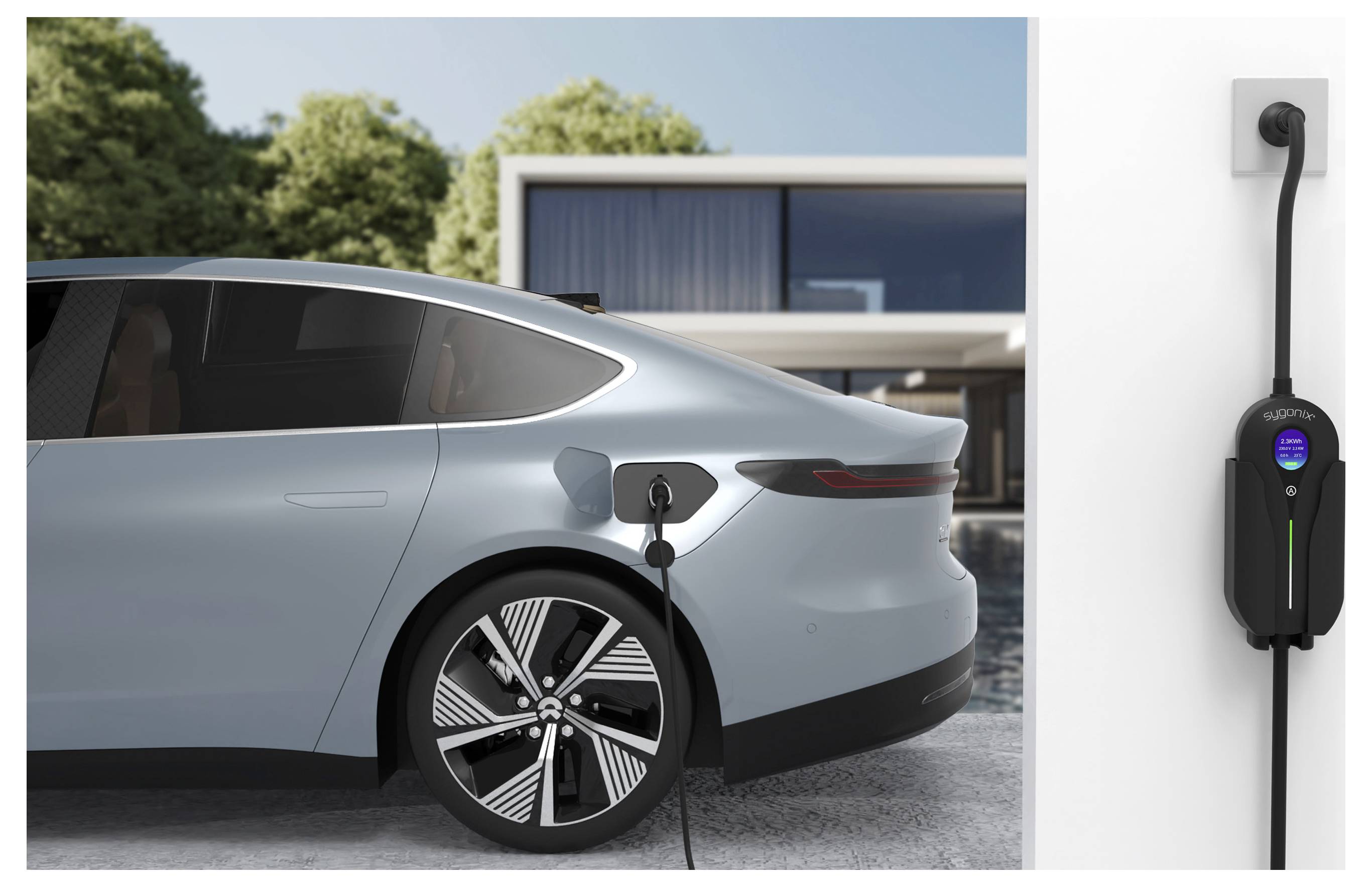 Elektrisches Auto an einem Wandladestation außerhalb eines modernen Hauses angeschlossen, was Wohnladung für Elektrofahrzeuge anzeigt.