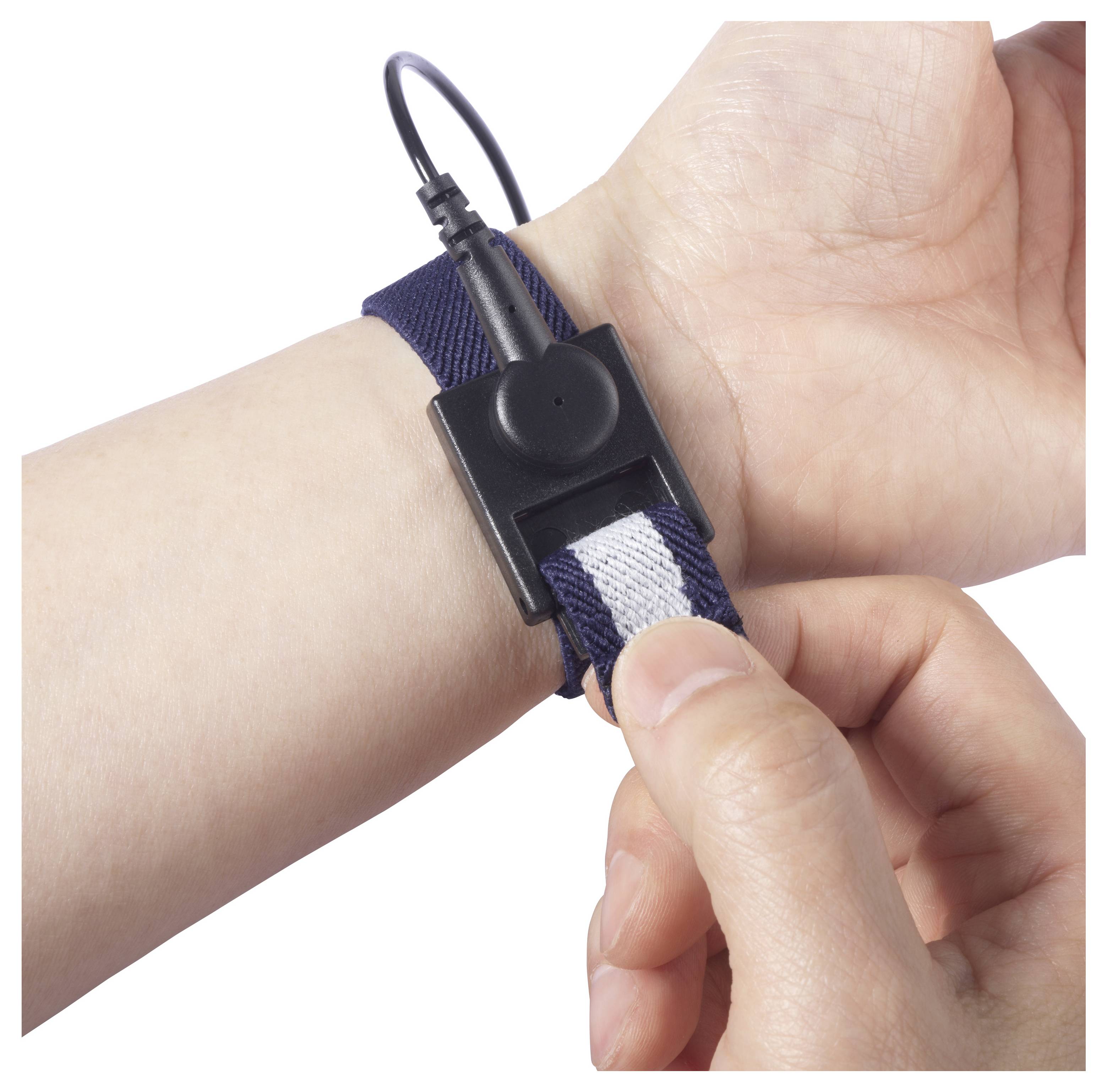 Eine Person passt ein blau-weißes antistatisches Armband mit einem angeschlossenen schwarzen Erdungskabel an, das häufig verwendet wird, um elektrostatische Entladungen zu verhindern.
