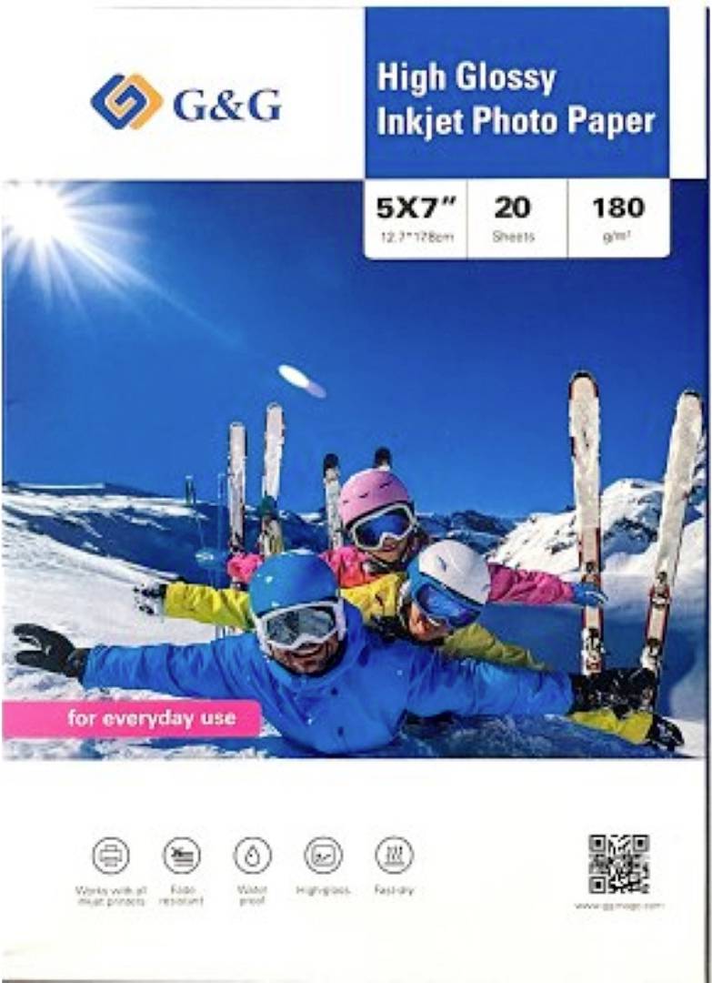 Skifahrer mit ausgestreckten Armen im Schnee posierend. Produkt: Hochglänzendes Inkjet-Fotopapier, 13x18 cm, 20 Blatt, 180 g/m², für den täglichen Gebrauch.