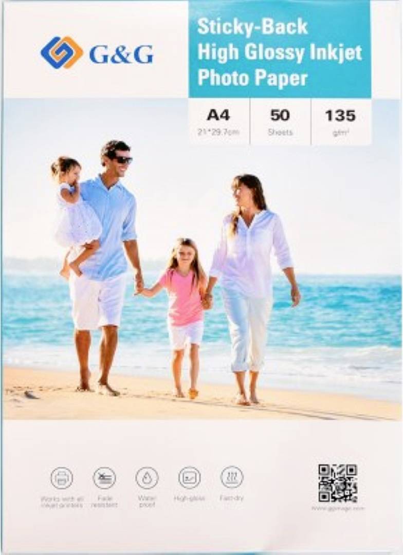 Familie, die an einem Strand mit Ozean im Hintergrund spaziert. Verpackung für G&G Sticky-Back High Glossy Inkjet-Fotopapier, A4, 50 Blatt, 135 g/m².