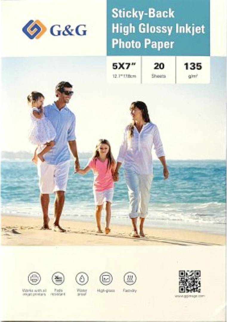 Eine Familie mit vier Personen geht an einem sonnigen Strand spazieren. Das Bild befindet sich auf der Verpackung für ‚Selbstklebendes Hochglanz-Inkjet-Fotopapier' in 13x18 cm, 20 Blatt, 135 g/m².