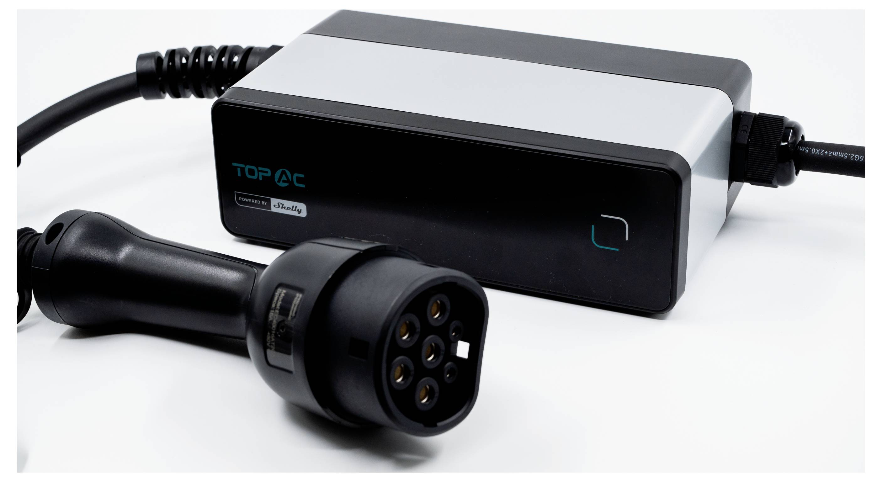Ein Elektrofahrzeug-Ladegerät mit schwarzem und silbernem rechteckigem Gehäuse mit der Bezeichnung „TOP AC