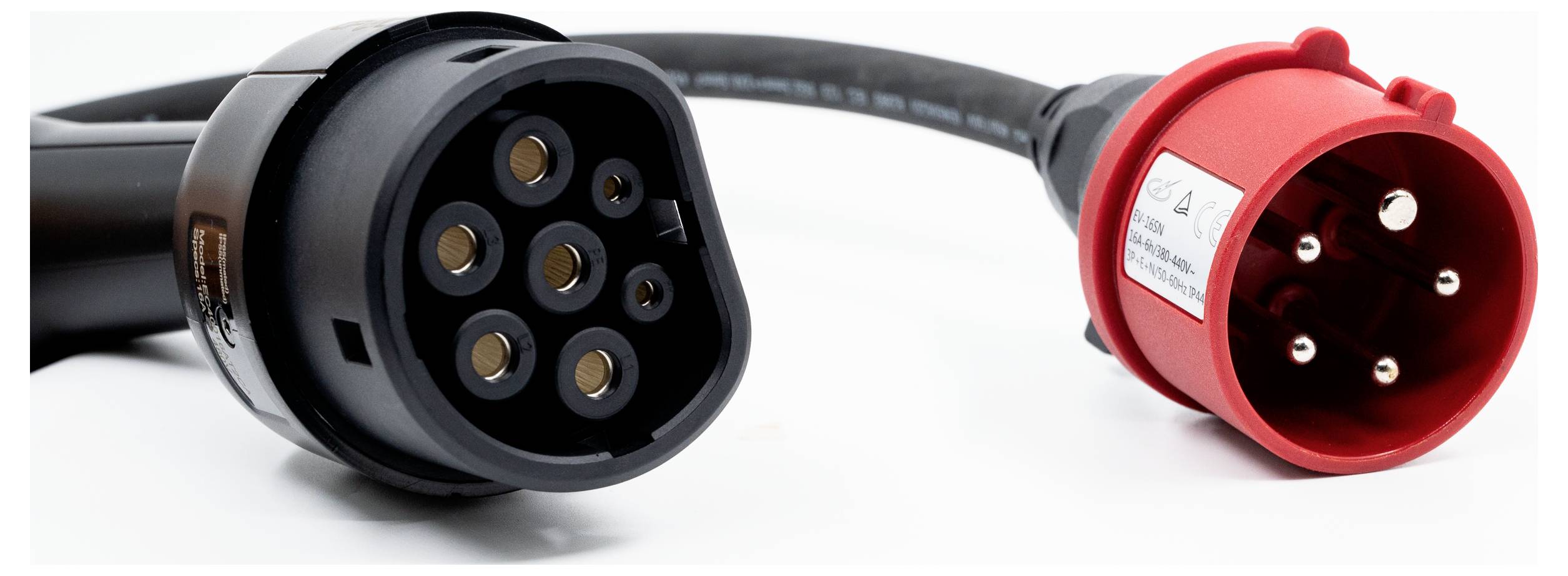 Ein schwarzer Elektrofahrzeug-Ladestecker und ein roter Industriestromstecker werden nebeneinander vor weißem Hintergrund gezeigt.