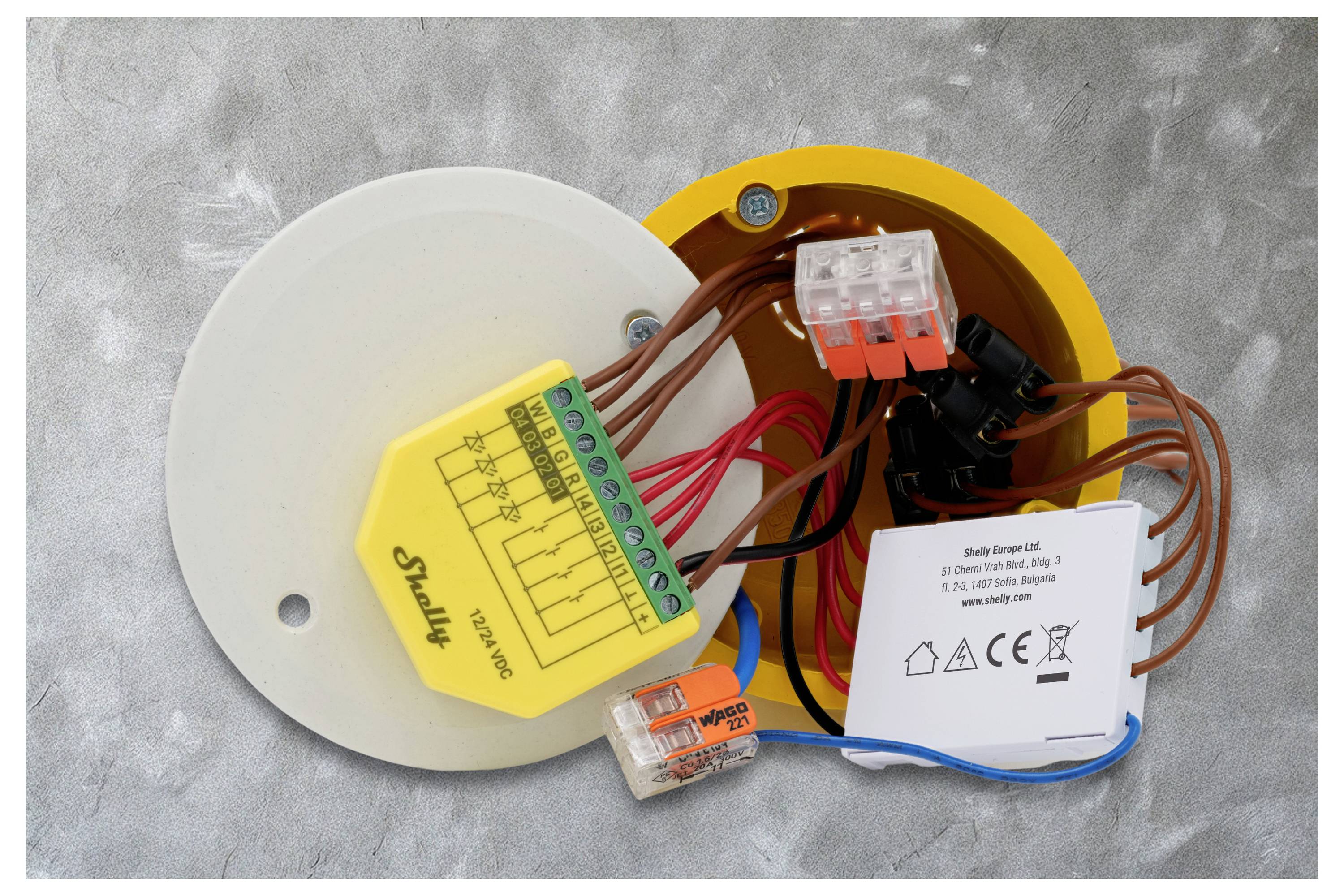 Eine Decken-Verdrahtungsverteilerdose mit sichtbaren elektrischen Verbindungen und Kabeln. Beschriftungen geben Verdrahtungsspezifikationen und Sicherheitszertifizierungen an.