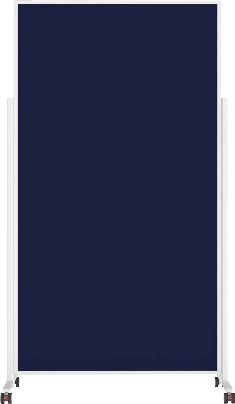 Ein großer dunkelblauer tragbarer Sichtschutz auf Rollen, der zur Schaffung separater Räume in einem Zimmer verwendet wird, mit weißem Rahmen.