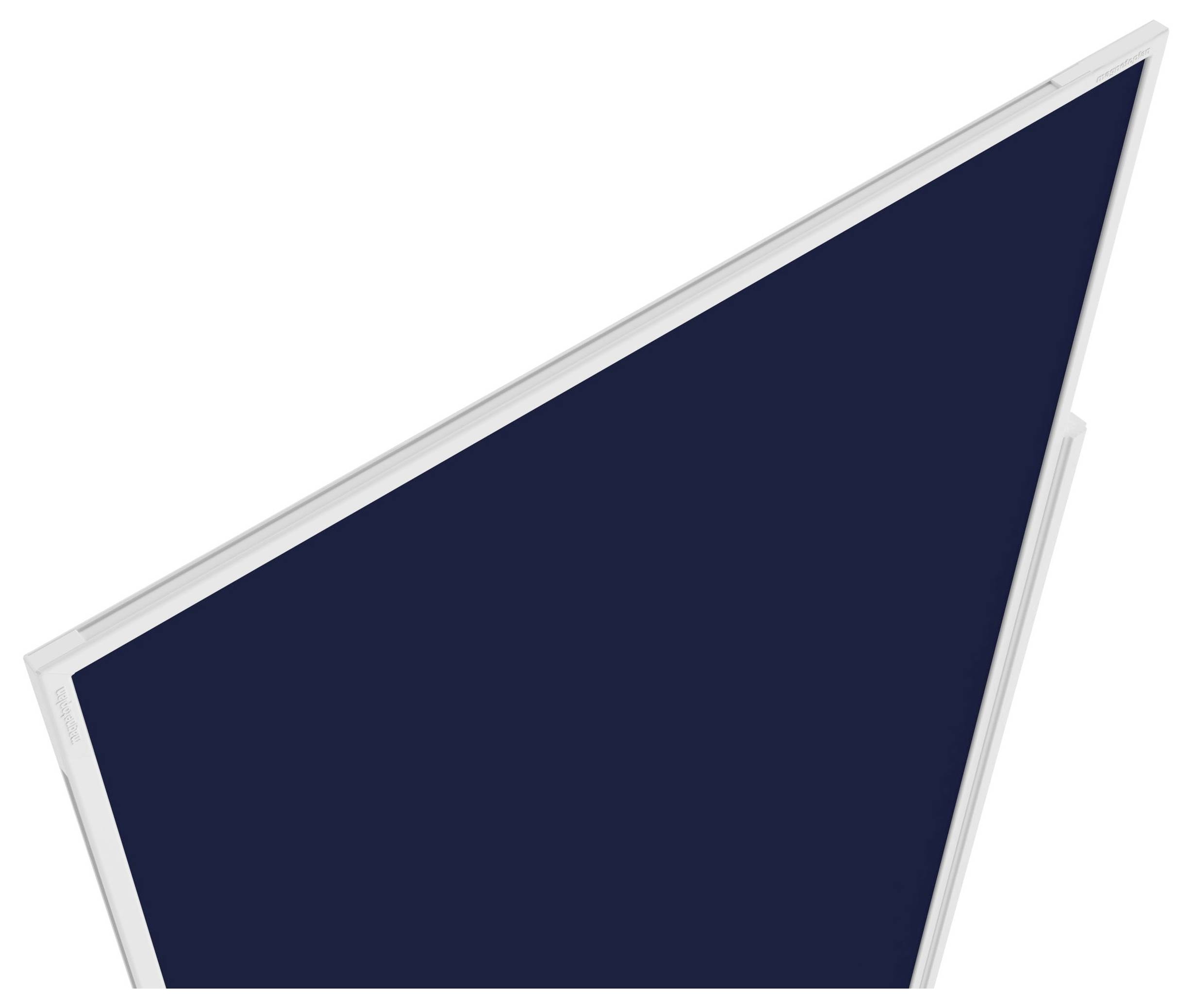 Ein dreieckiges Feld in Marineblau mit weißem Rand, möglicherweise Teil eines modernen Dekorationsdesigns oder architektonischen Elements.