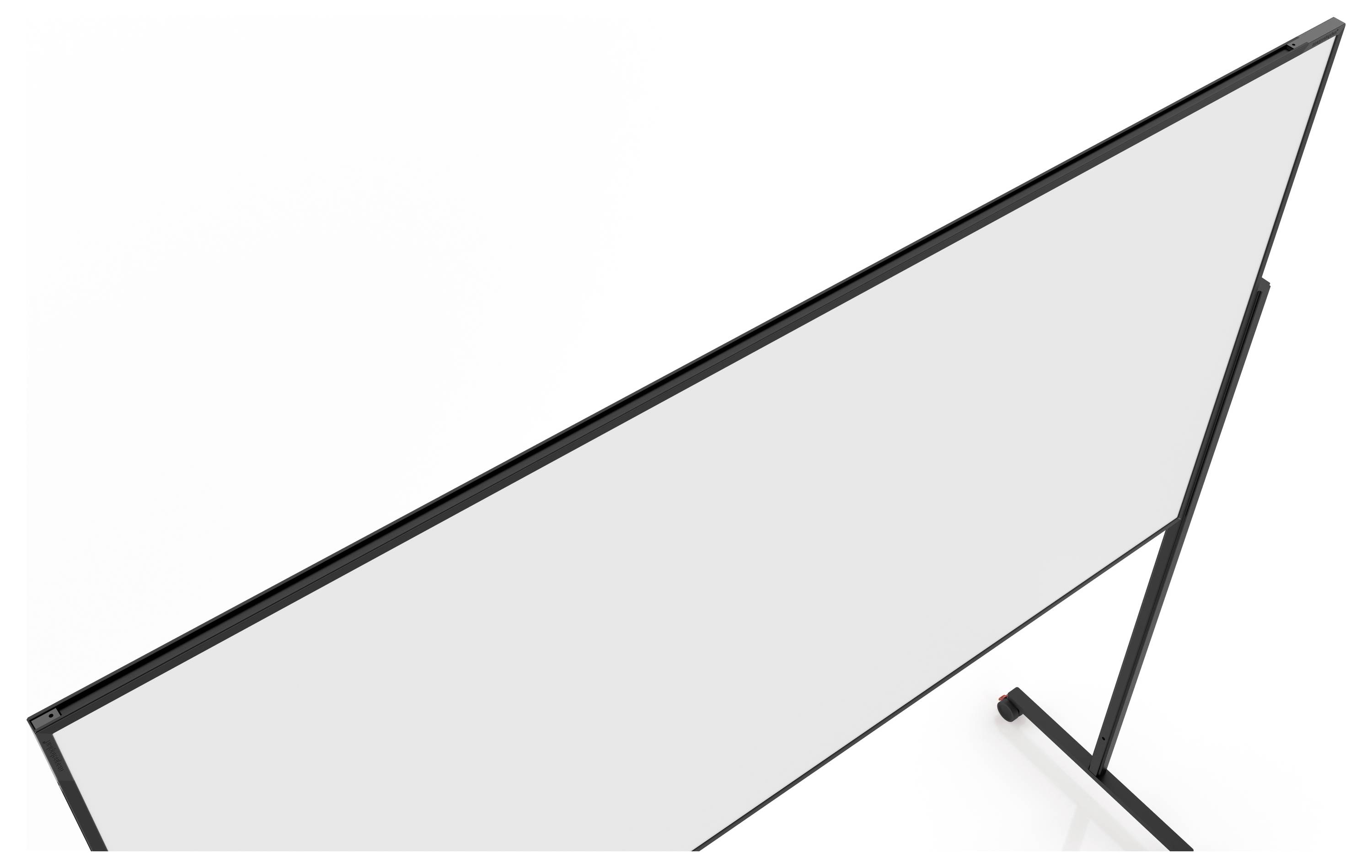 Ein geneigter weißer Projektionsschirm mit einem schwarzen Metallrahmen auf einem Ständer vor einem einfachen weißen Hintergrund, von oben betrachtet.