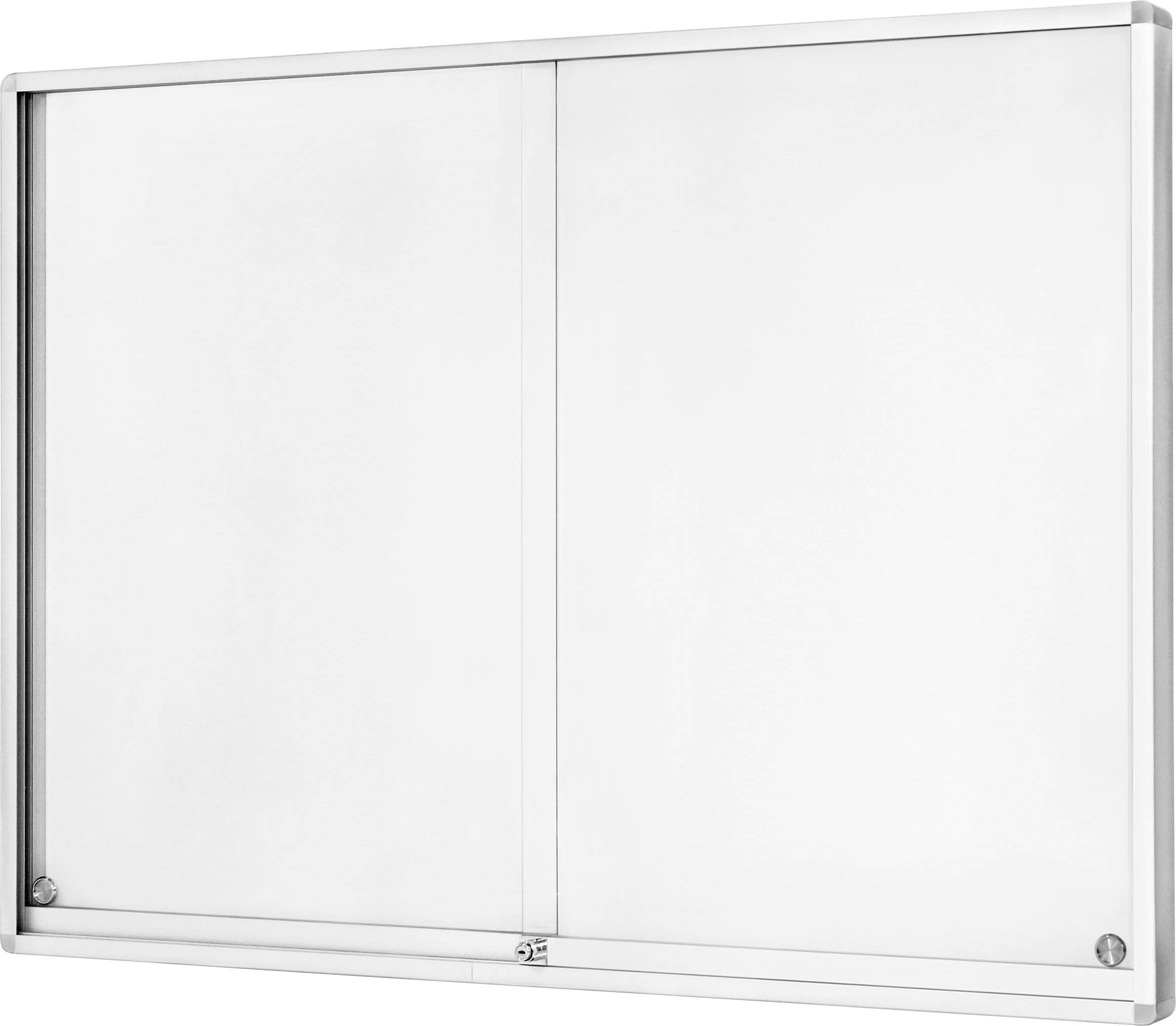 Ein transparentes Ausstellungsgehäuse mit Schiebetür und silbernem Rahmen, das zur Präsentation oder zum Schutz von Dokumenten oder Gegenständen in einem Büro- oder Schulumfeld verwendet wird.