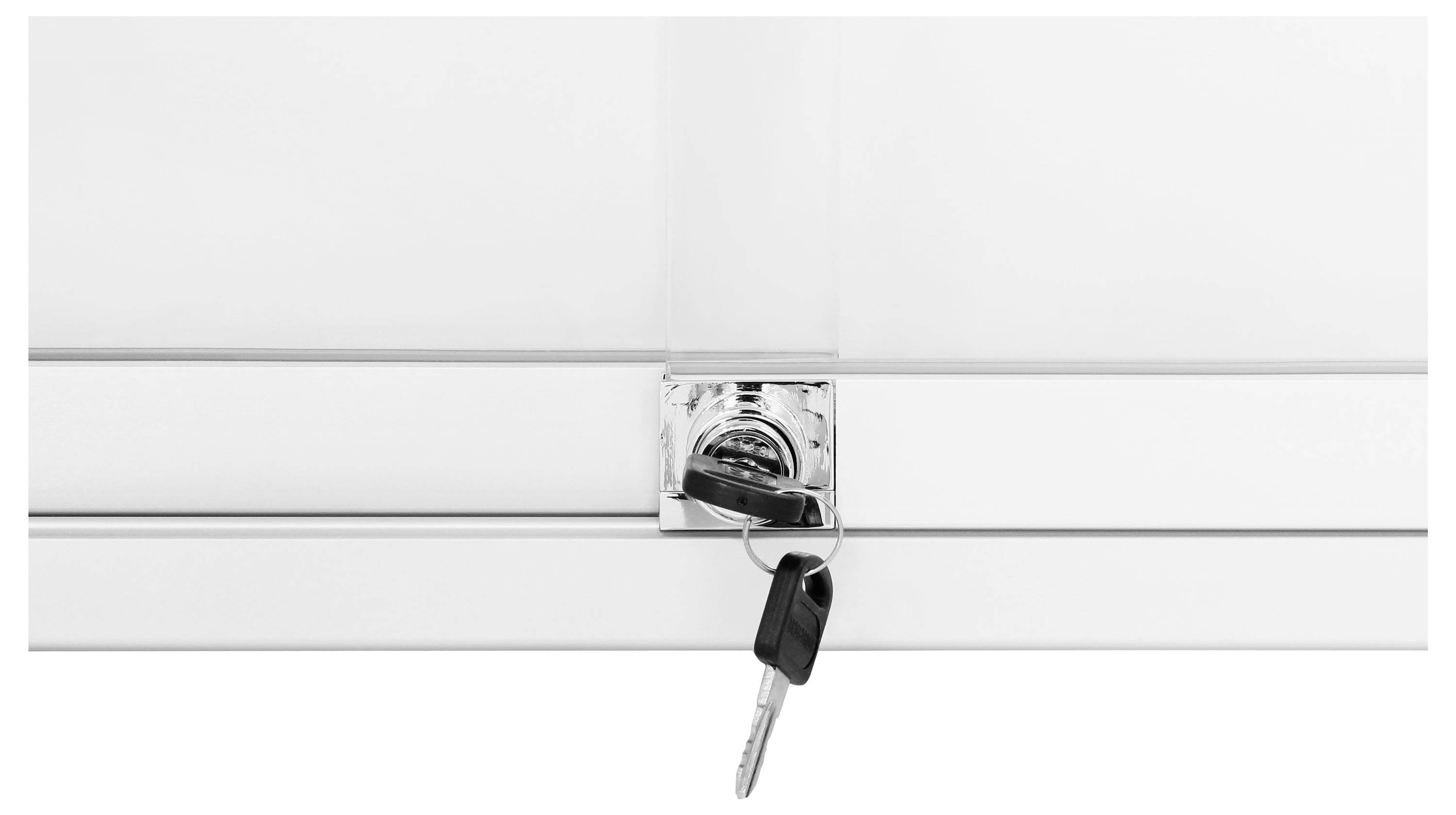 Ein Paar Schlüssel, die in ein Schloss an einer weißen Metalltürkabinetttür eingeführt sind.