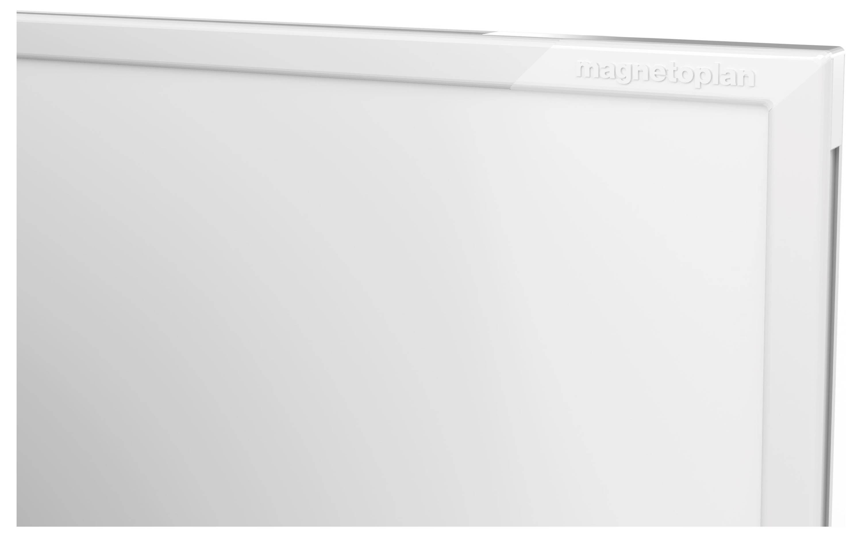 Das Bild zeigt die Ecke eines weißen magnetischen Whiteboards mit einem einfachen Metallrahmen, mit der Prägung 