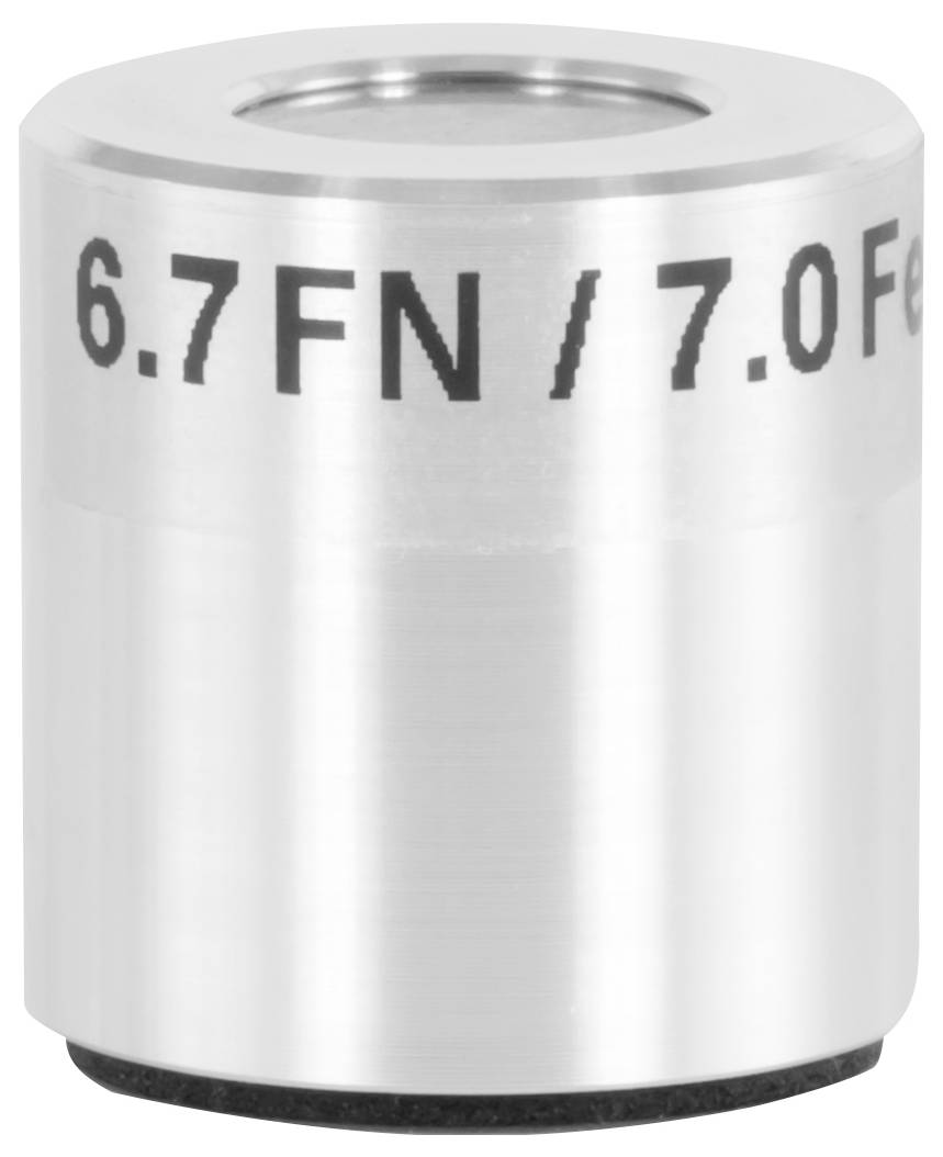 Nahaufnahme einer silbernen zylindrischen Metallkomponente mit der Bezeichnung '6.7FN/7.0F', einer vertieften oberen Öffnung und einem schwarzen Basisring.