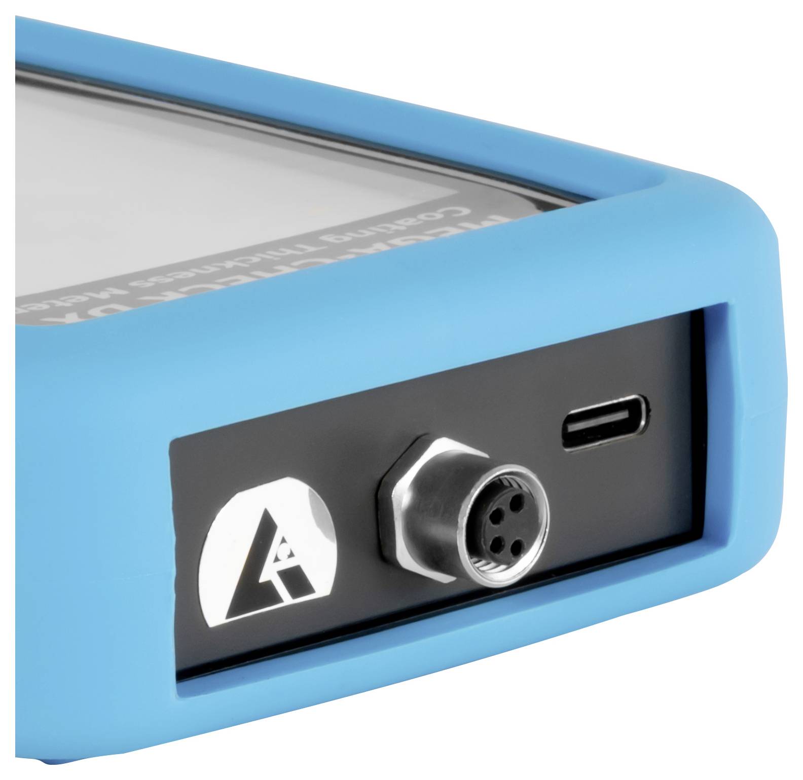 Nahaufnahme einer Ecke eines blauen elektronischen Geräts mit einem schwarzen Anschlussfeld mit einem runden Stecker, USB-C-Anschluss und Logo.