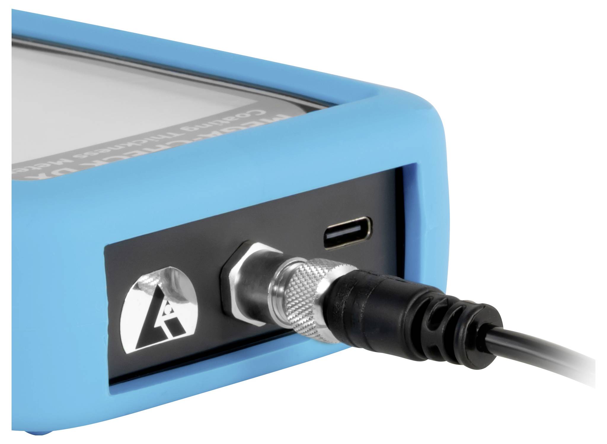 Nahaufnahme eines blauen elektronischen Geräts, das ein Koaxialkabel zeigt, das in einen seitlichen Anschluss neben einem Logo eingesteckt ist.