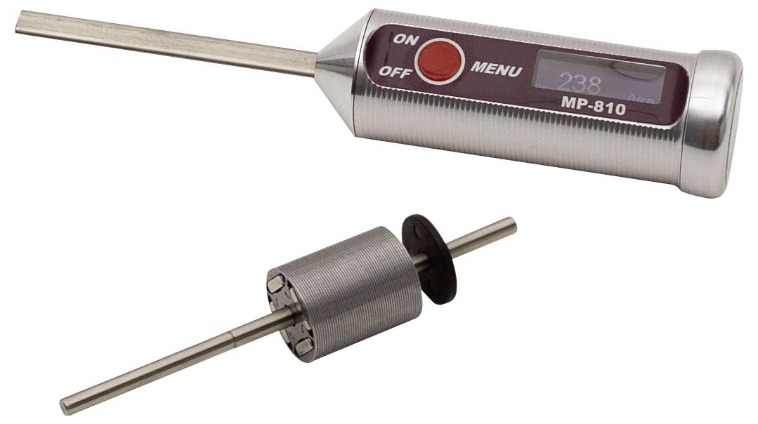 Digitales Thermometer mit Sonde und separater Metallsensoranbringung auf weißem Hintergrund, zeigt 