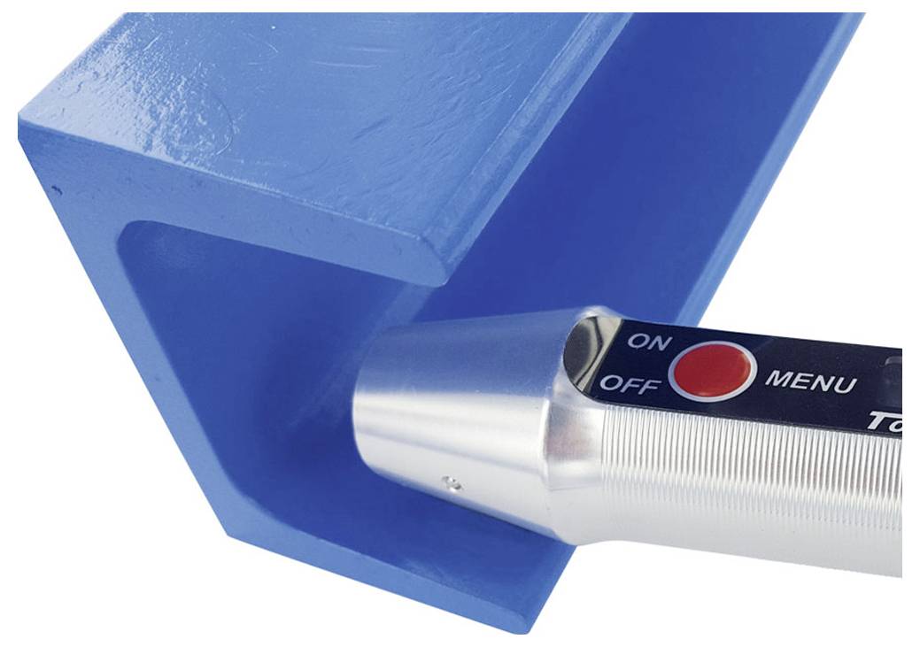Nahaufnahme eines tragbaren Geräts mit einem EIN/AUS- und MENÜ-Schalter, der in eine blaue Metallecke oder einen blauen Metallblock gedrückt wird.