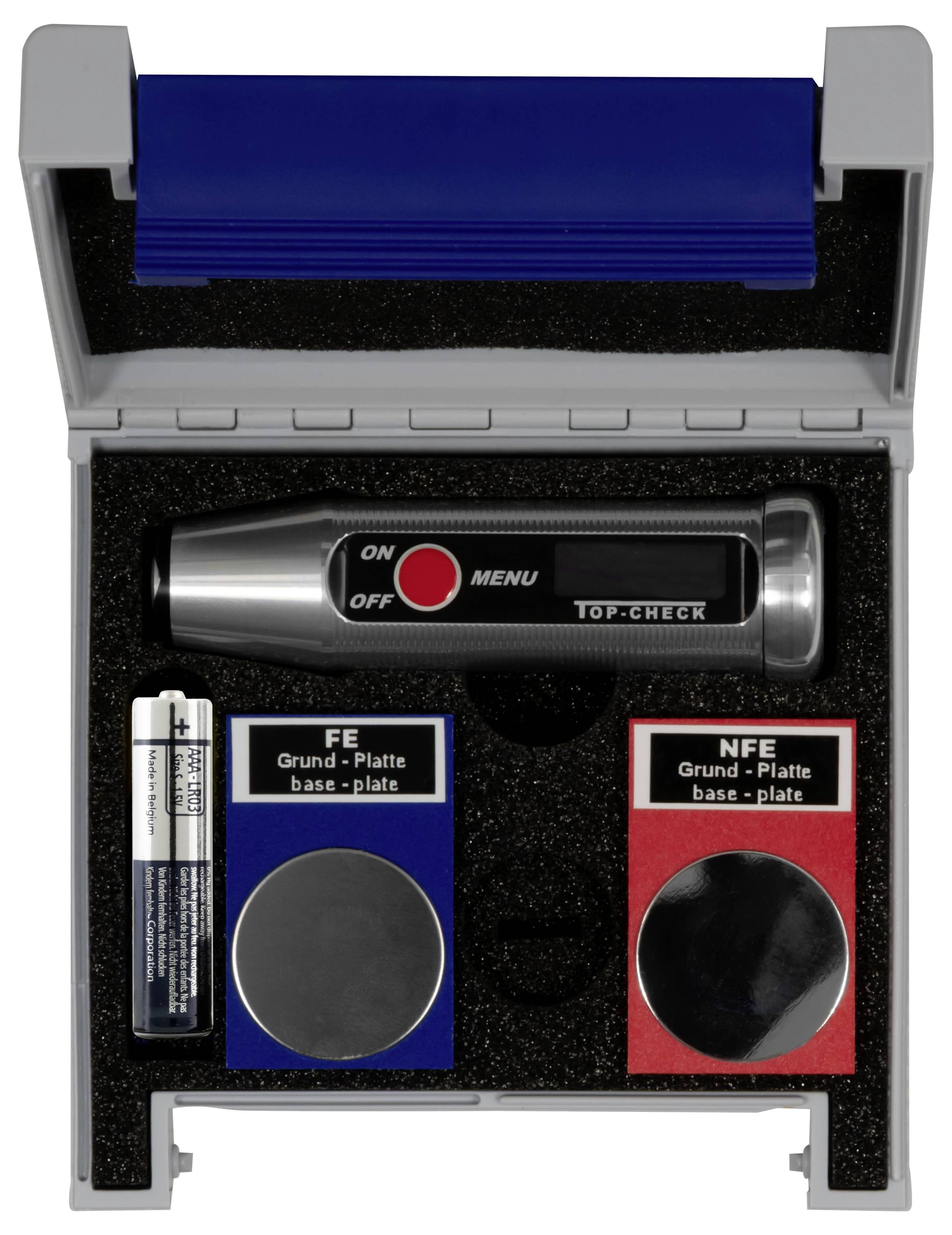Offenes Gehäuse mit einem tragbaren Oberflächenprüfmessgerät, einer Batterie und zwei Grundplatten mit der Bezeichnung FE und NFE.