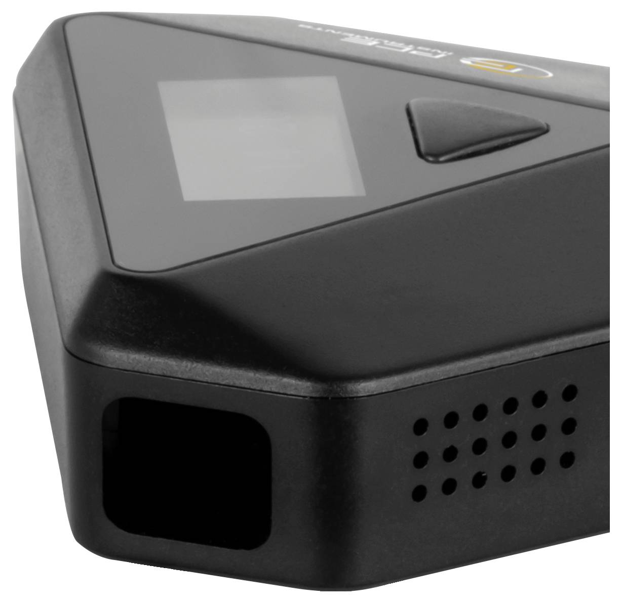Schwarzes tragbares elektronisches Gerät mit kleinem Display, dreieckiger Schaltfläche und belüftetem Seitenpanel auf weißem Hintergrund.