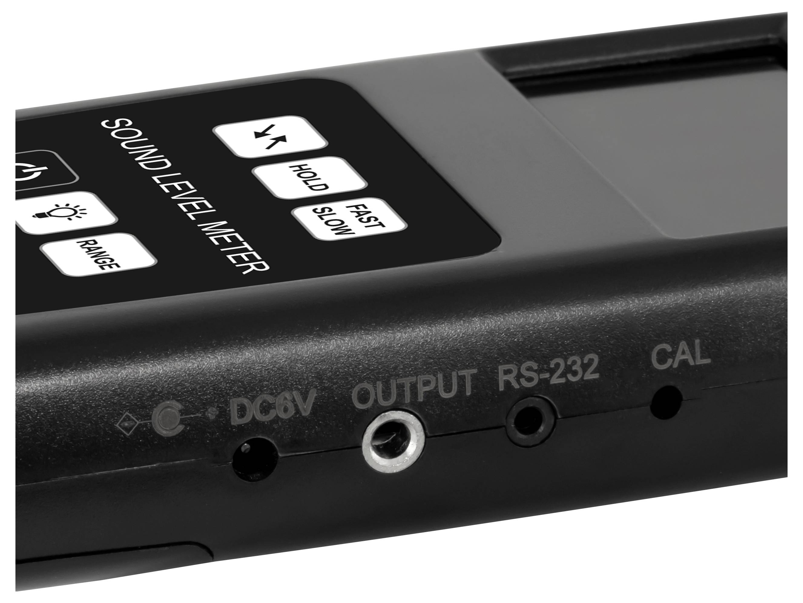 Nahaufnahme eines Schallpegelmessers mit Steuertasten und Eingangs-/Ausgangsanschlüssen mit der Bezeichnung DC9V, OUTPUT, RS-232 und CAL.