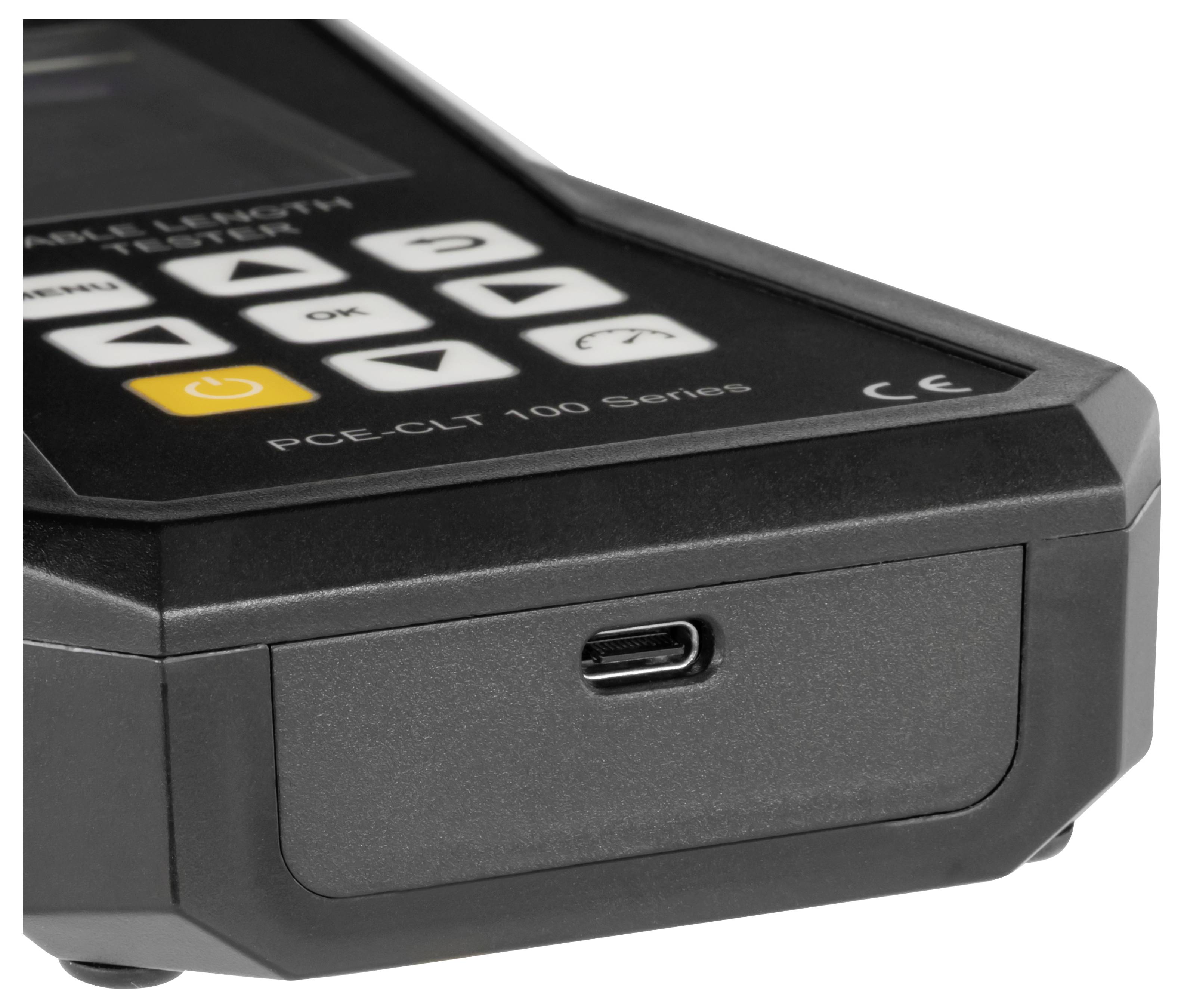 Nahaufnahme eines schwarzen elektronischen Geräts mit Steuertasten und einem USB-C-Anschluss auf der Frontplatte.