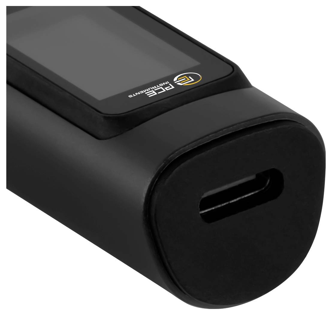 Schwarzes rechteckiges elektronisches Gerät mit abgerundetem Ende und einzelnem USB-C-Anschluss, in Nahaufnahme auf weißem Hintergrund gezeigt.