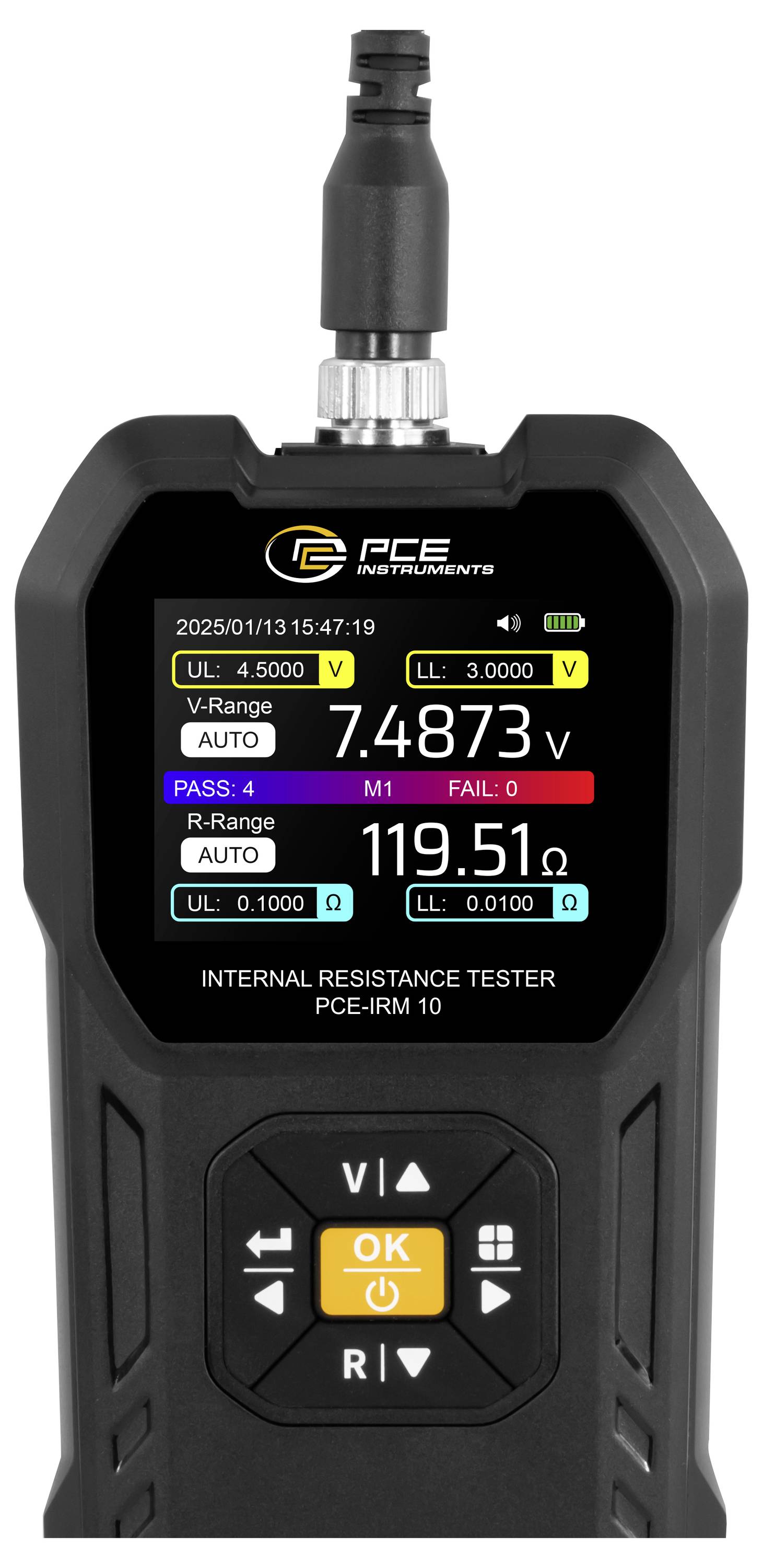 Tragbarer PCE-Innenwiderstandsprüfer mit Batteriemessungen auf dem Display: 4,787 V Spannung, 119,51 mΩ Widerstand, mit Grenzwert- und Bestanden/Nicht-Bestanden-Anzeigen auf dem Bildschirm.