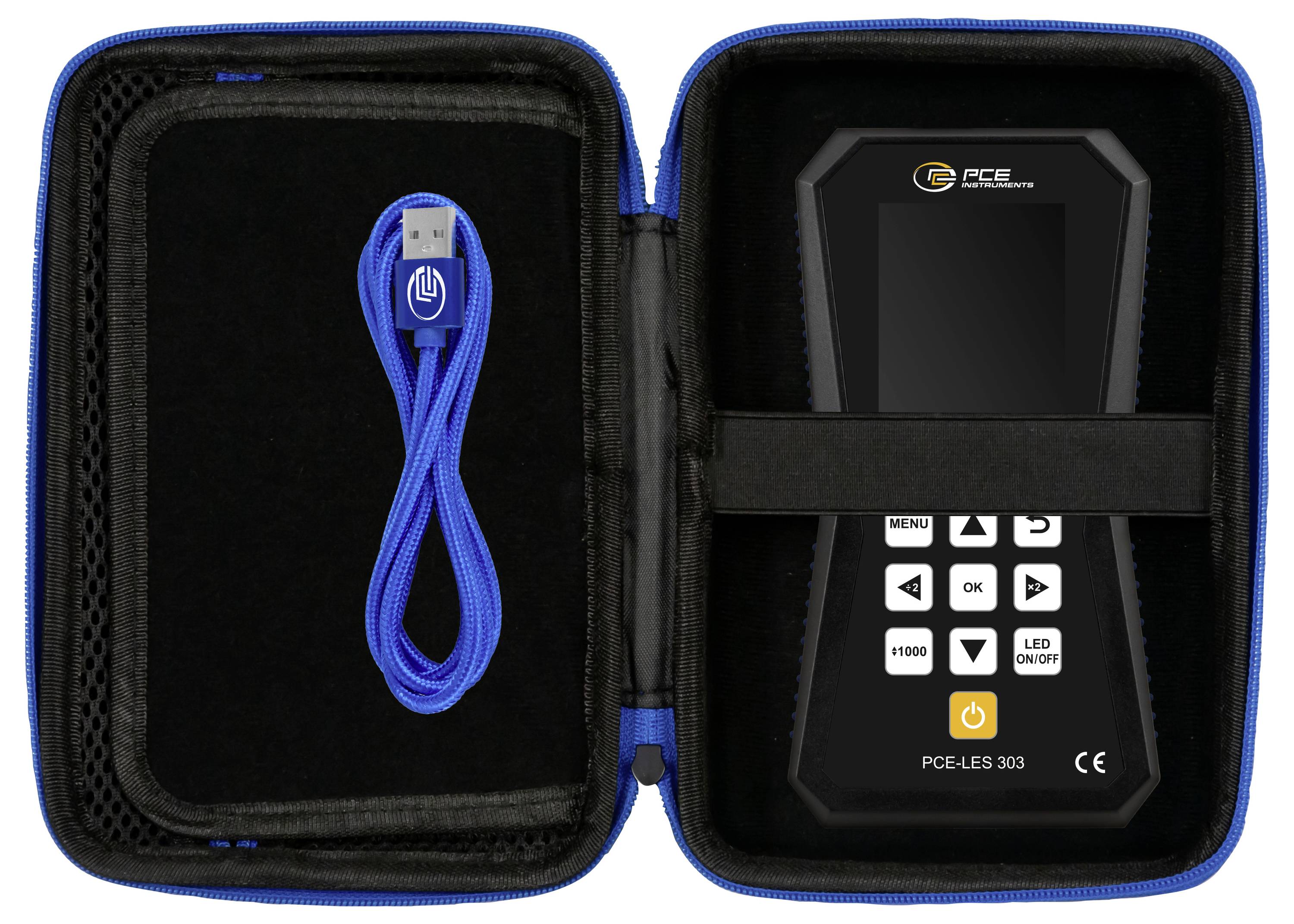 Offene Reißverschlusstasche mit einem blauen USB-Kabel links und einem PCE LES 303 elektronischen Gerät rechts.