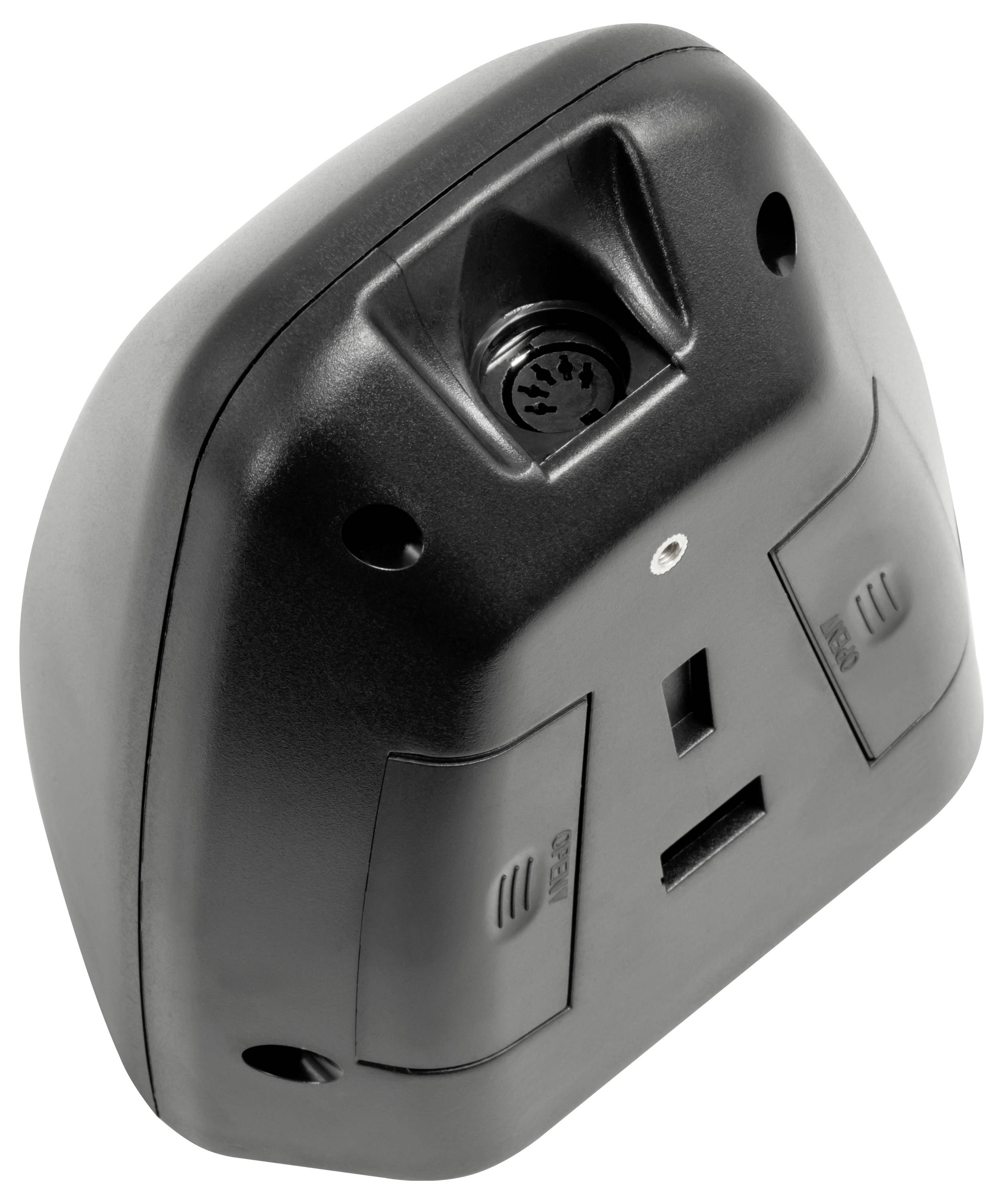 Schwarze Steckdosenblende mit britischem Drei-Pol-Stecker, USB-Anschlüssen und zwei Schaltern auf weißem Hintergrund
