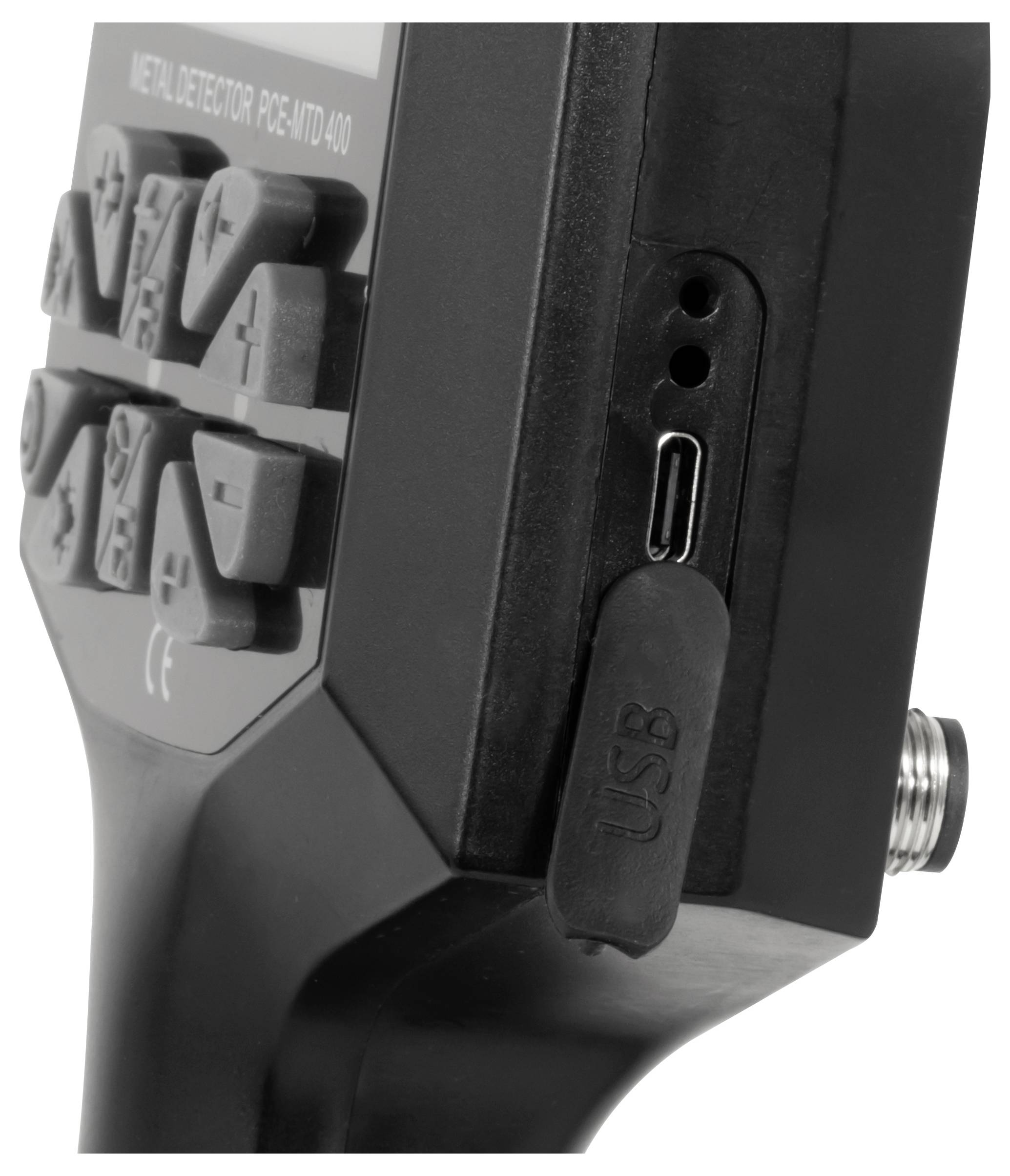 Nahaufnahme eines schwarzen elektronischen Geräts mit beschrifteten Tasten und einem abgedeckten USB-Anschluss an der Seite.