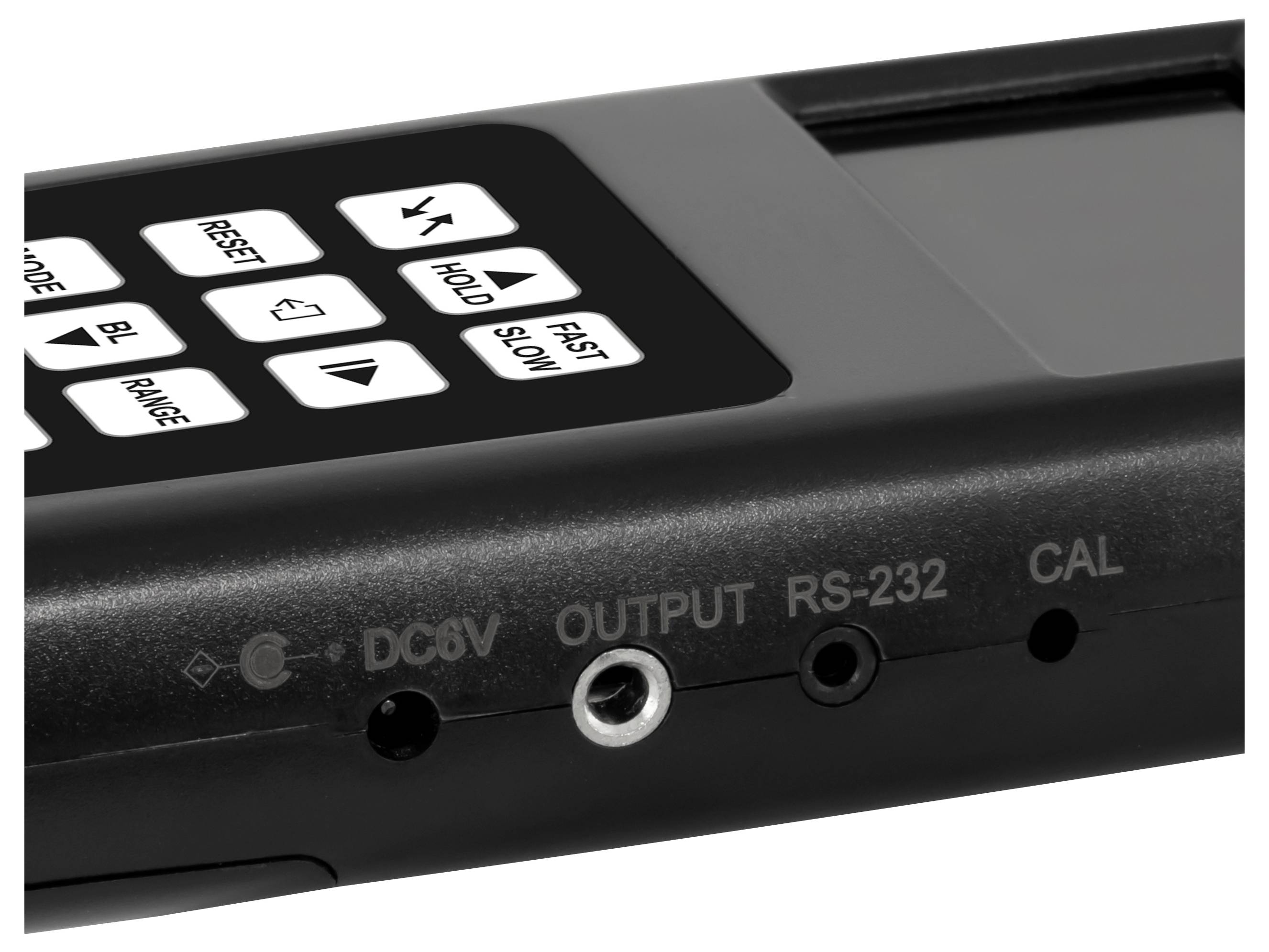 Nahaufnahme eines tragbaren elektronischen Messgeräts mit Tastaturbedienungsfeld und vorderen Anschlüssen mit den Bezeichnungen DC5V, OUTPUT, RS-232 und CAL.