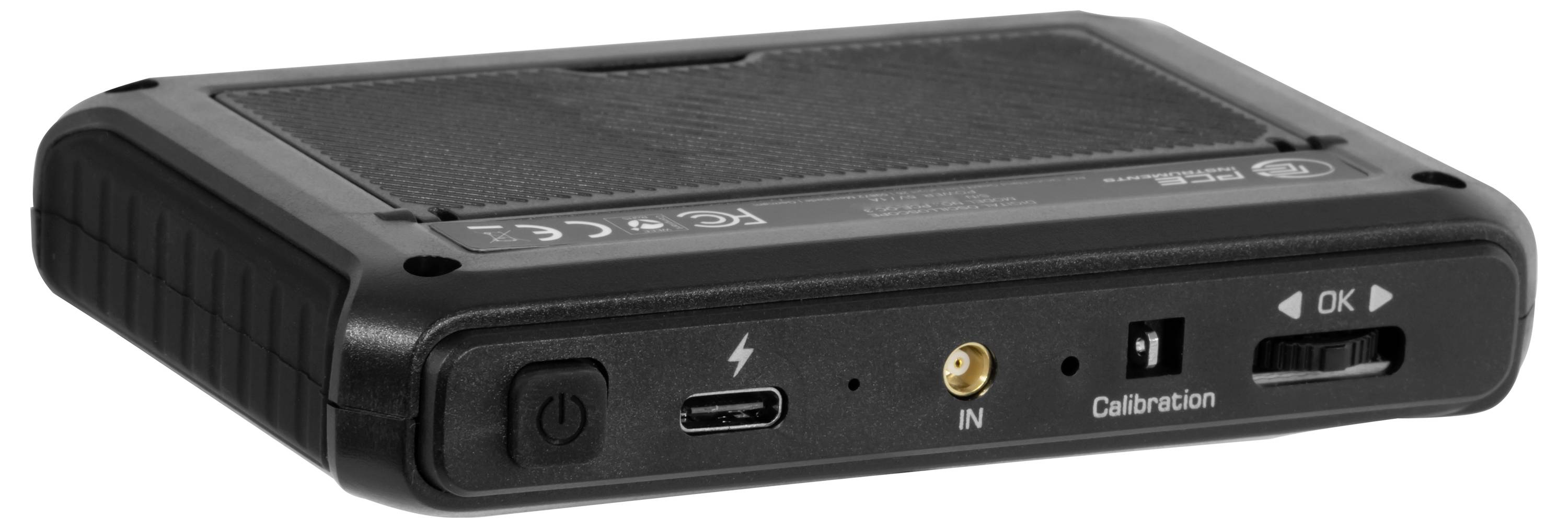 Schwarzes elektronisches Gerät mit Stromschalter, USB-C-Anschluss, Eingangsanschluss und Kalibrierungsschalter auf der Frontplatte.