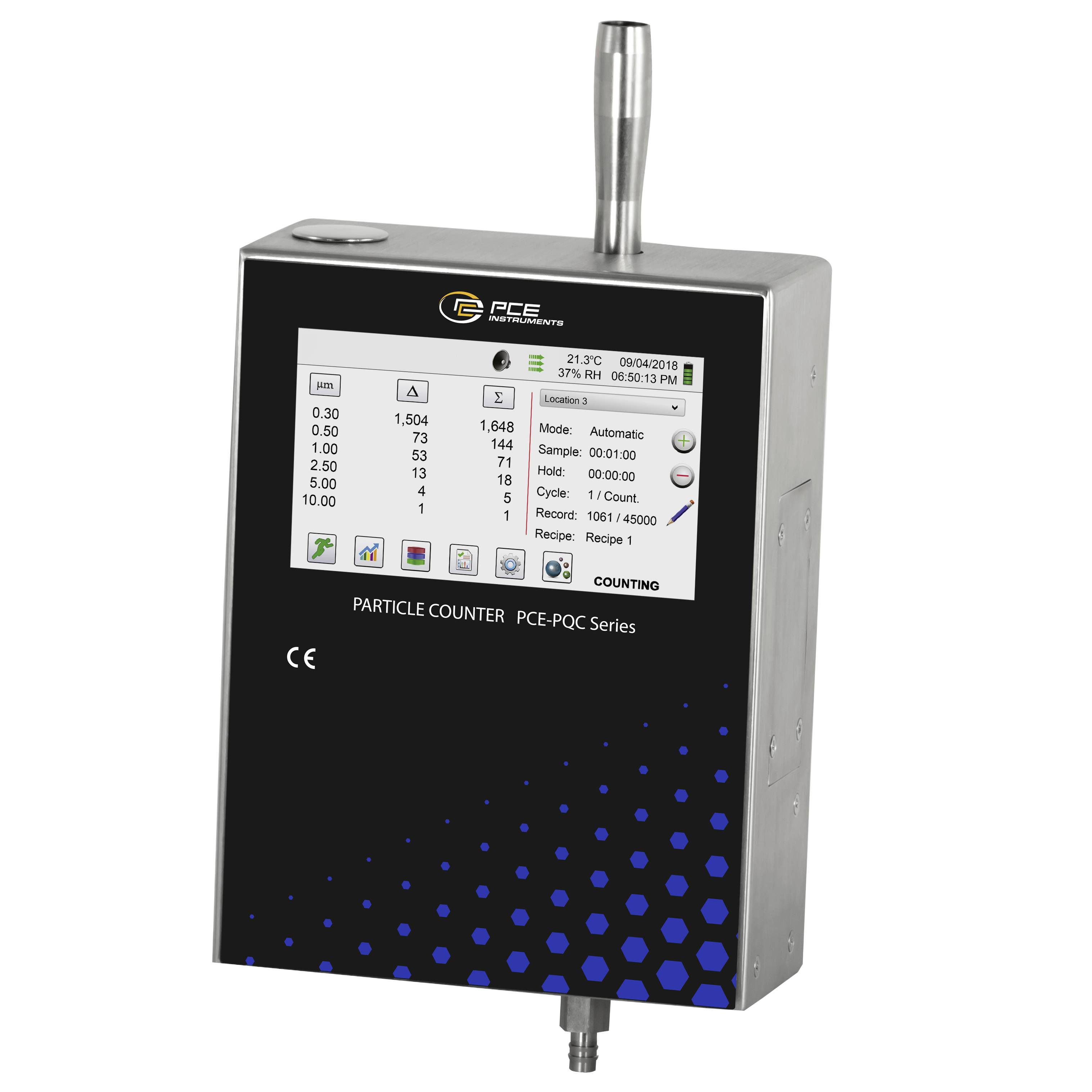 Tragbares PCE-Partikelzählgerät mit Touchscreen-Display, Antenne und blauem Punktmuster auf der unteren Vorderseite.