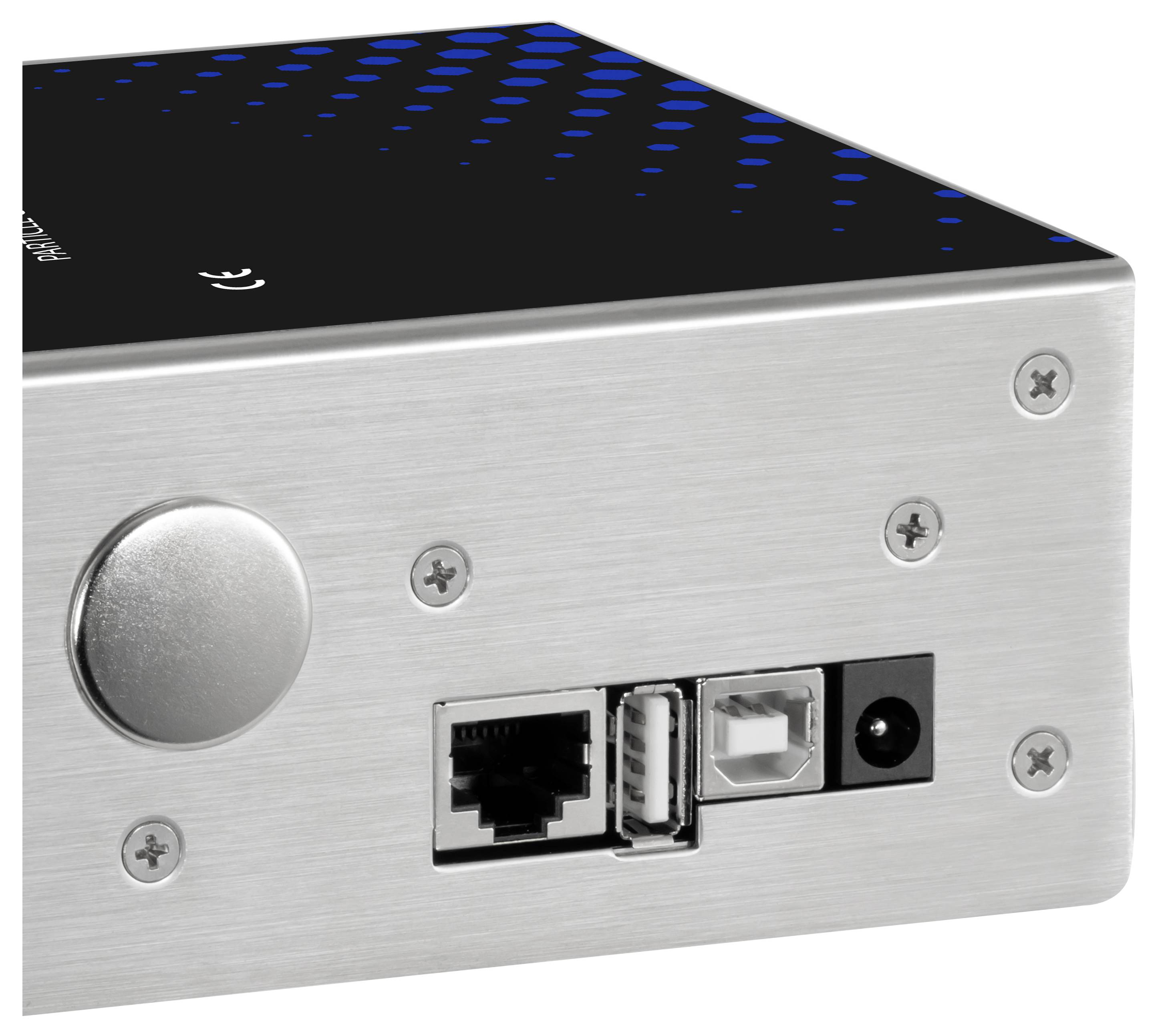 Nahaufnahme einer gebürsteten Metall-Gerätevorderseite mit einem runden Knopf und drei Anschlüssen: Ethernet, USB und Stromanschluss.