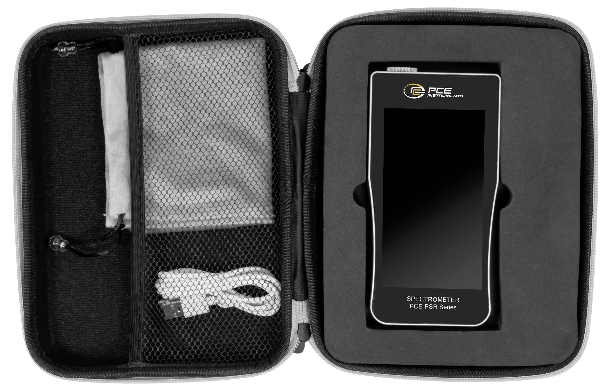 Offener schwarzer Transportkoffer mit einem tragbaren PCE-Spektrometer auf der rechten Seite und einer Netztasche mit Kabel auf der linken Seite.