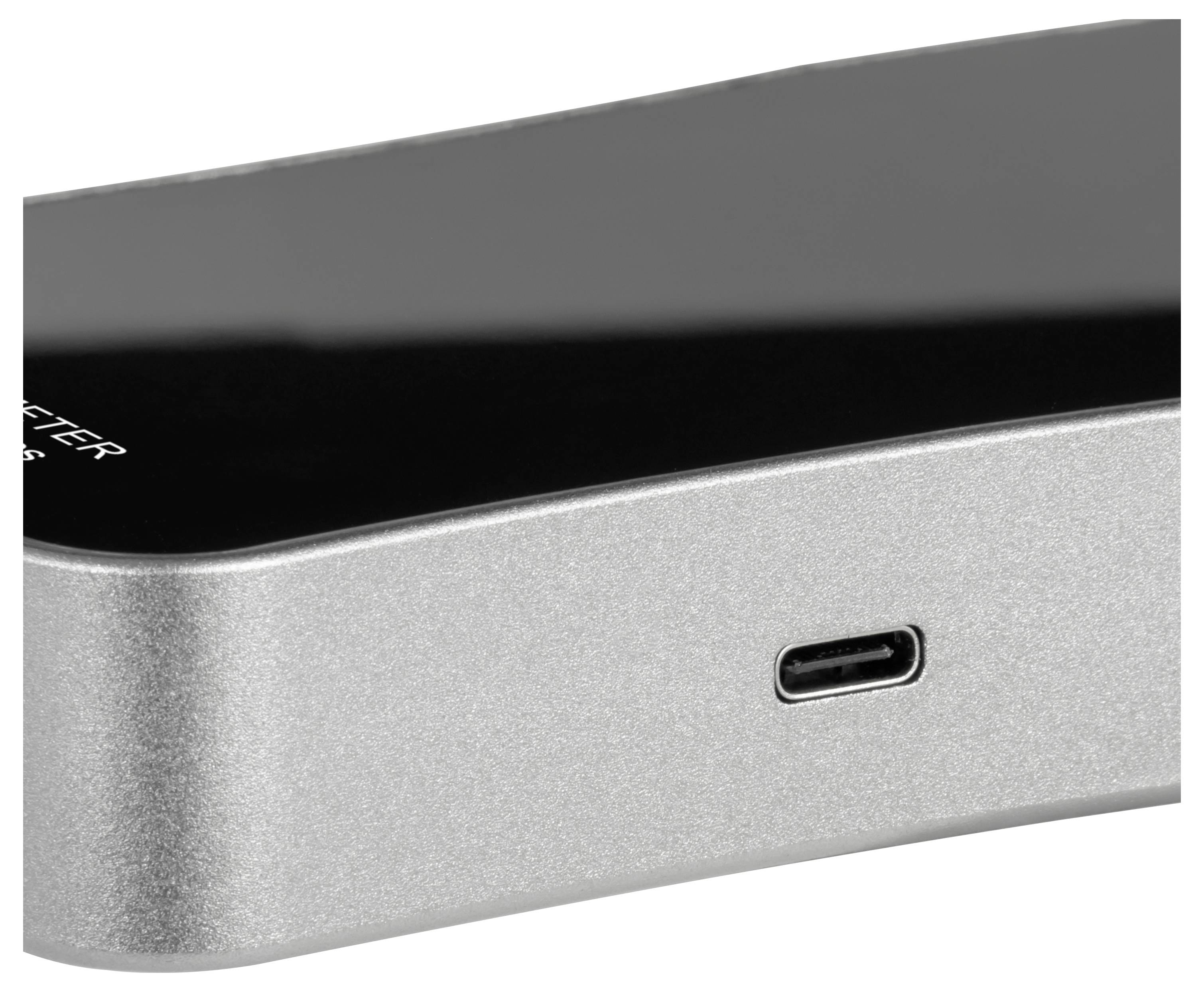 Nahaufnahme eines silbernen elektronischen Geräts mit einem einzelnen USB-C-Anschluss auf der Vorderseite und einer schwarzen Oberflächenschicht oben.