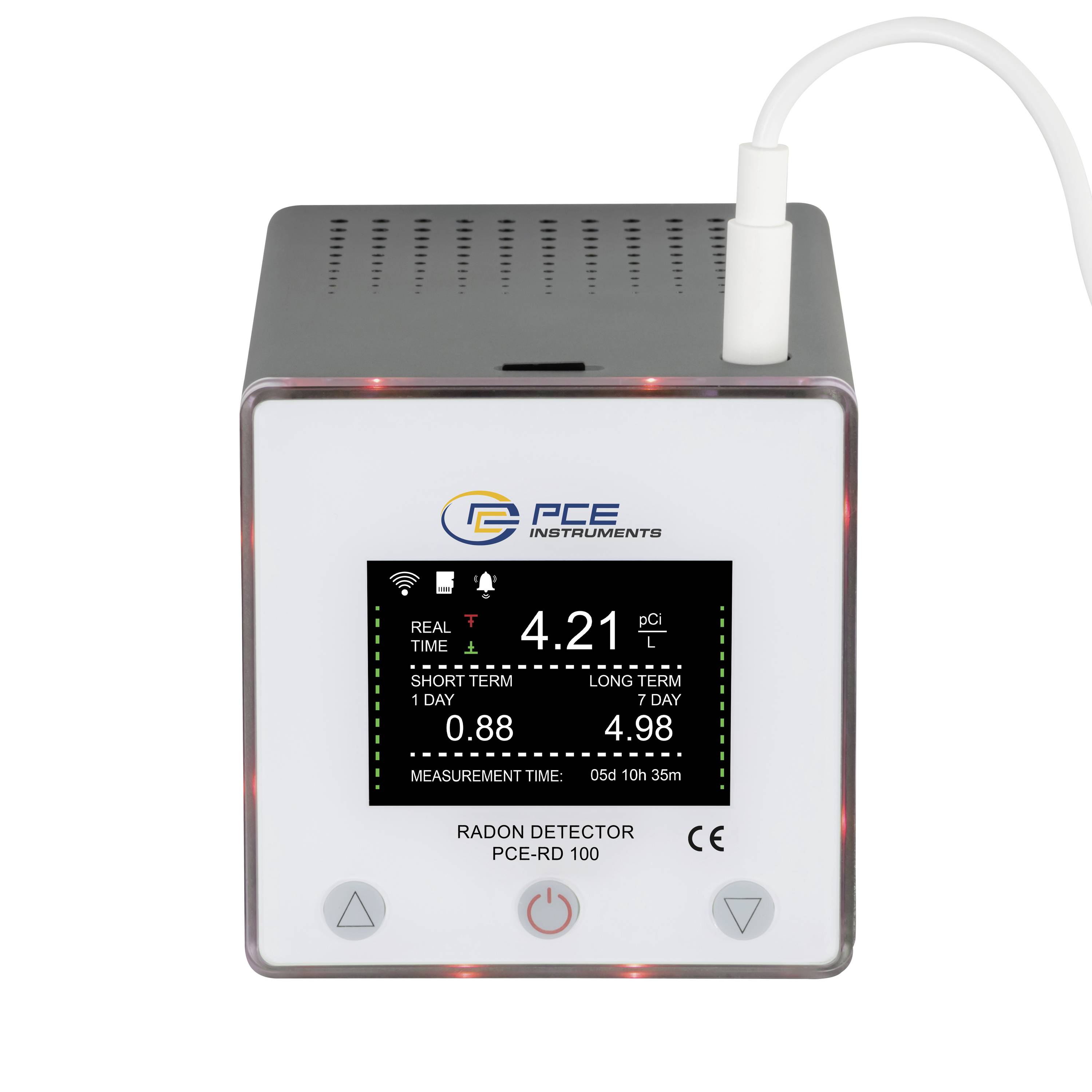 Vorderansicht eines Radondetektors von PCE Instruments mit einer Anzeige von 4,21 pCi/L, mit Kurzzeitwerten von 1 Tag und Langzeitwerten von 7 Tagen auf dem Display.