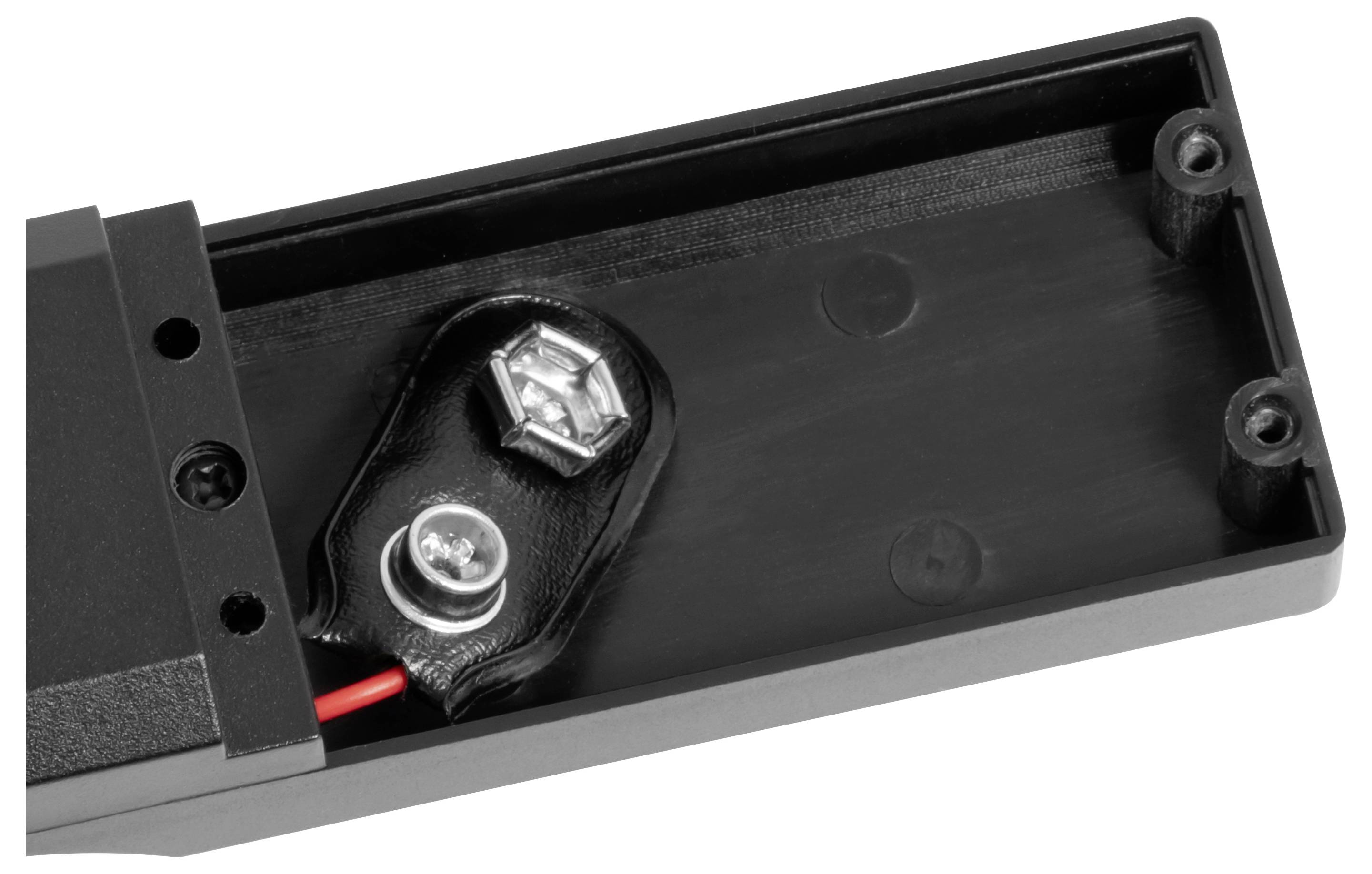 Offenes schwarzes Kunststoff-Elektronikgehäuse mit angebrachtem Batterieanschluss mit roten Draht und Schraubverbindung im Inneren.