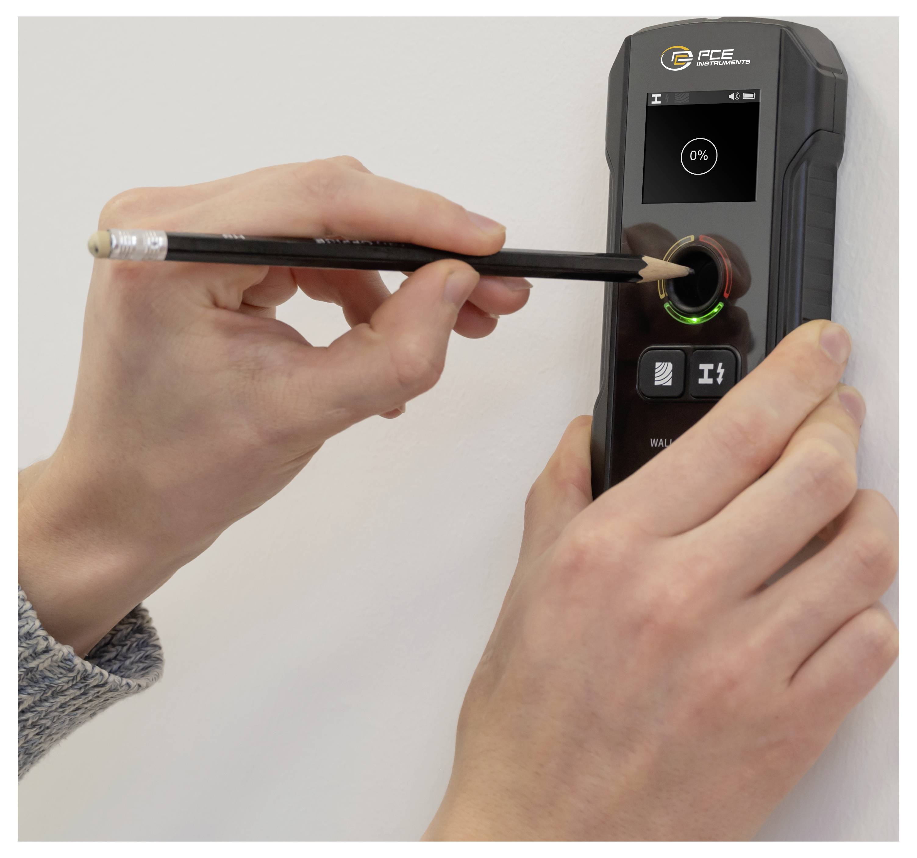 Hände verwenden einen Stift, um ihn in ein an der Wand montiertes elektronisches Schloss oder Geräte-Scanner mit einem kreisförmigen Indikator einzuführen, der 0 % anzeigt.