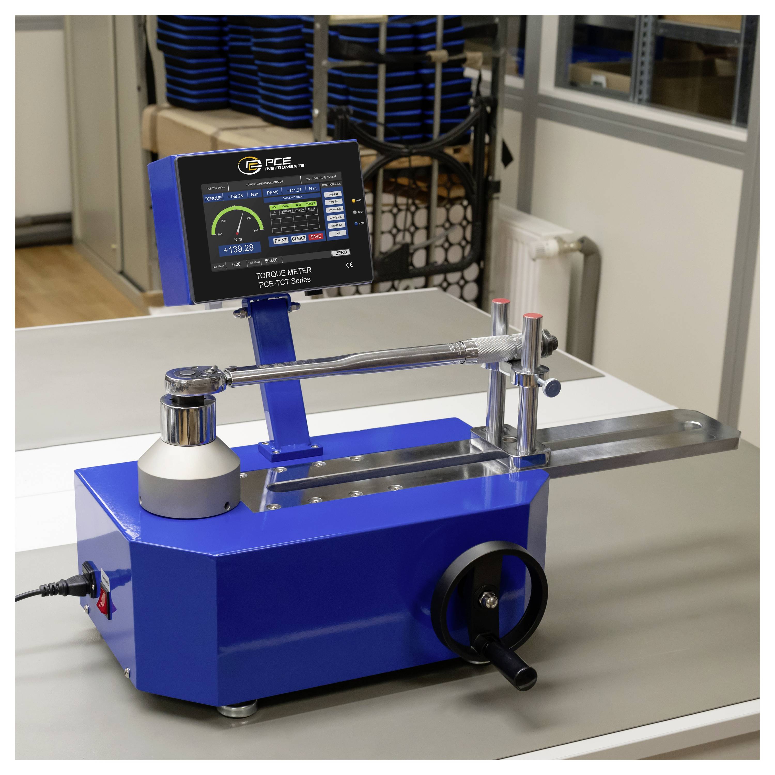 Drehmoment-Messprüfmaschine auf einem Tisch, mit digitaler Anzeige und einer horizontalen Metallwelle zur Messung der Drehkraft.