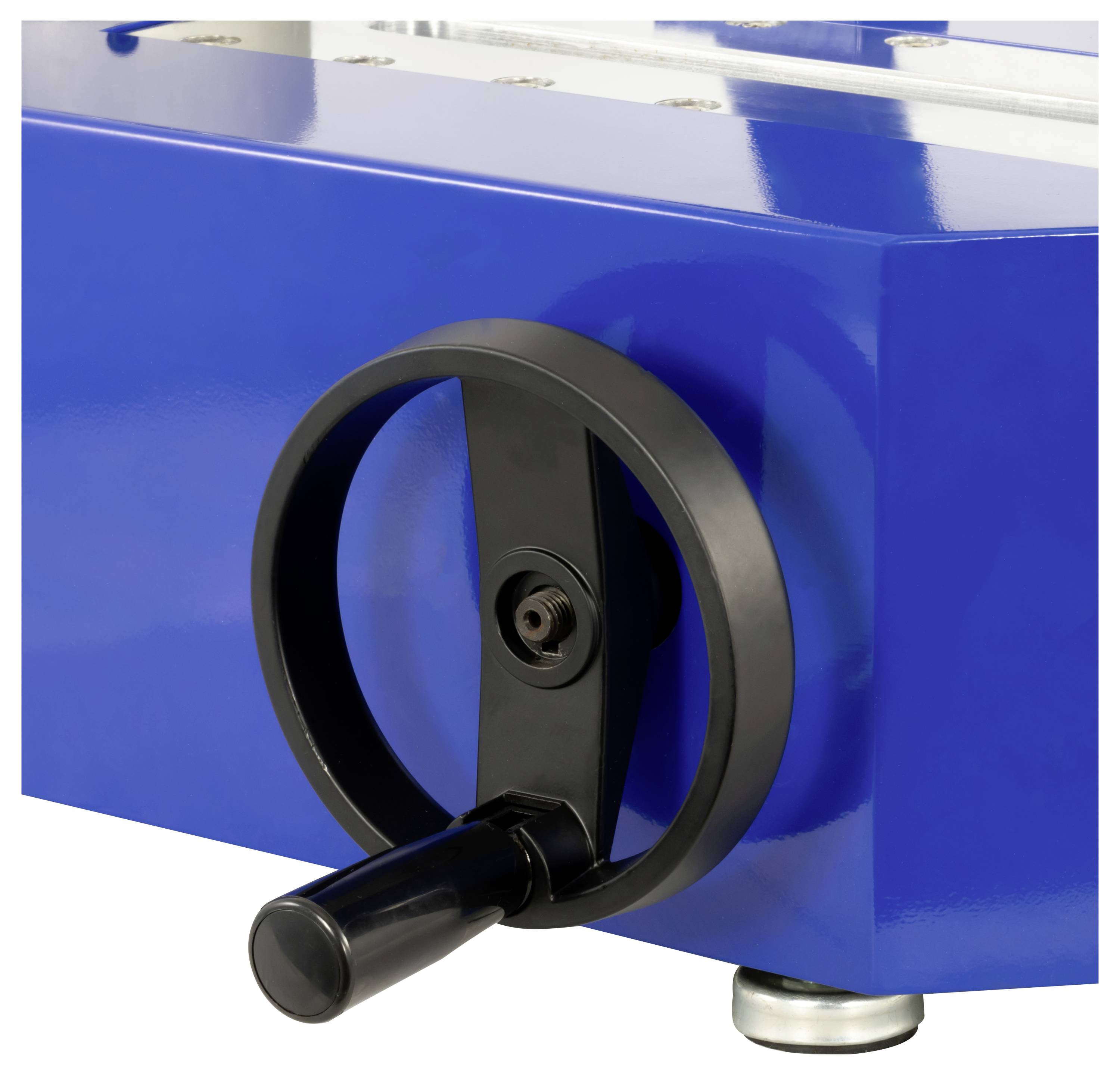 Nahaufnahme einer blauen Industriemaschine mit einem schwarzen Handrad-Bedienelement auf der Vorderseite.