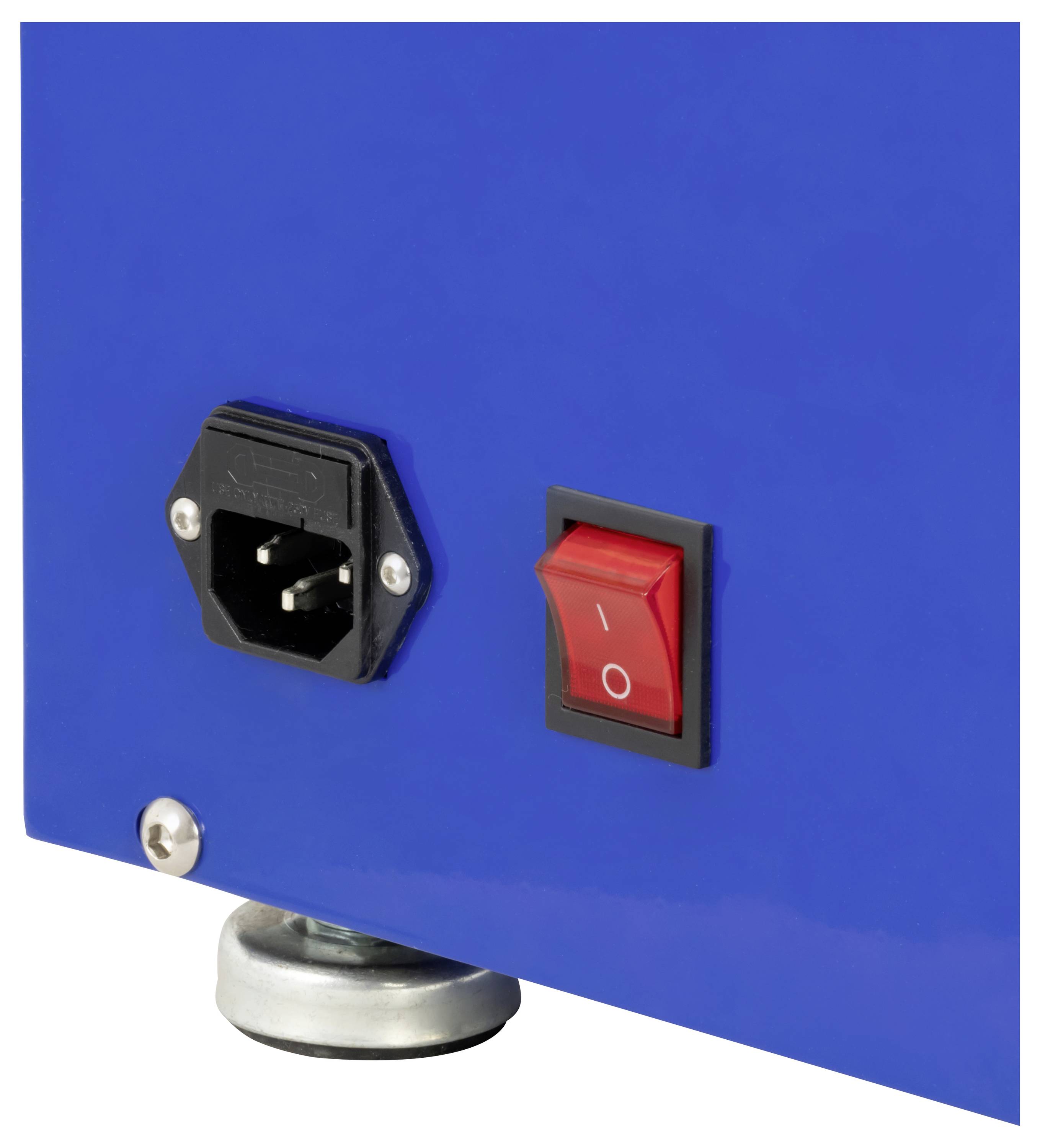 Blaues Maschinenpanel mit IEC-Stromeingang, rotem Ein-/Aus-Wippschalter und metallischer Fußstütze