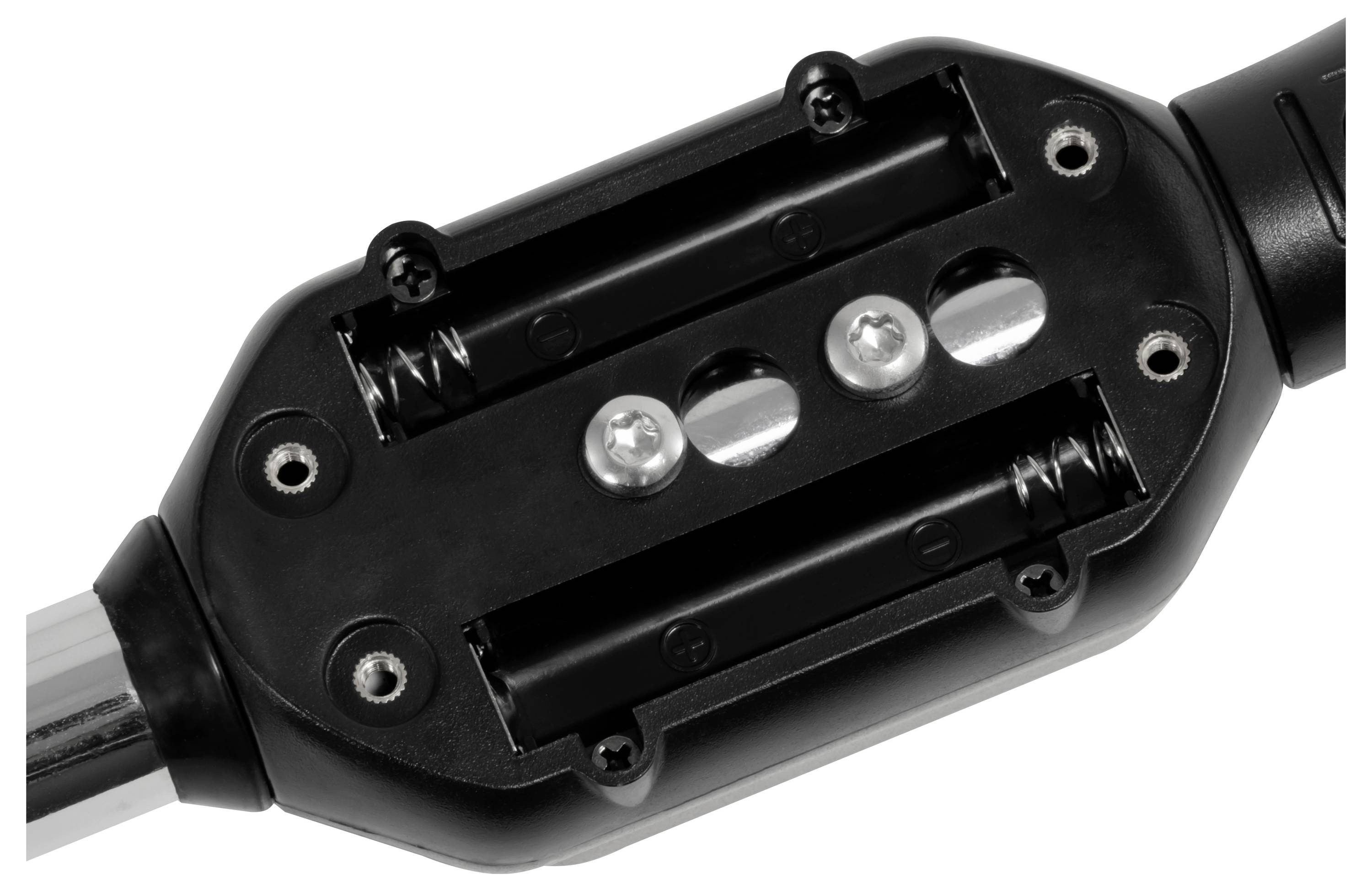Nahaufnahme eines offenen schwarzen Batteriefachs an einem tragbaren Gerät, das Plätze für vier Batterien und Metallkontakte zeigt.