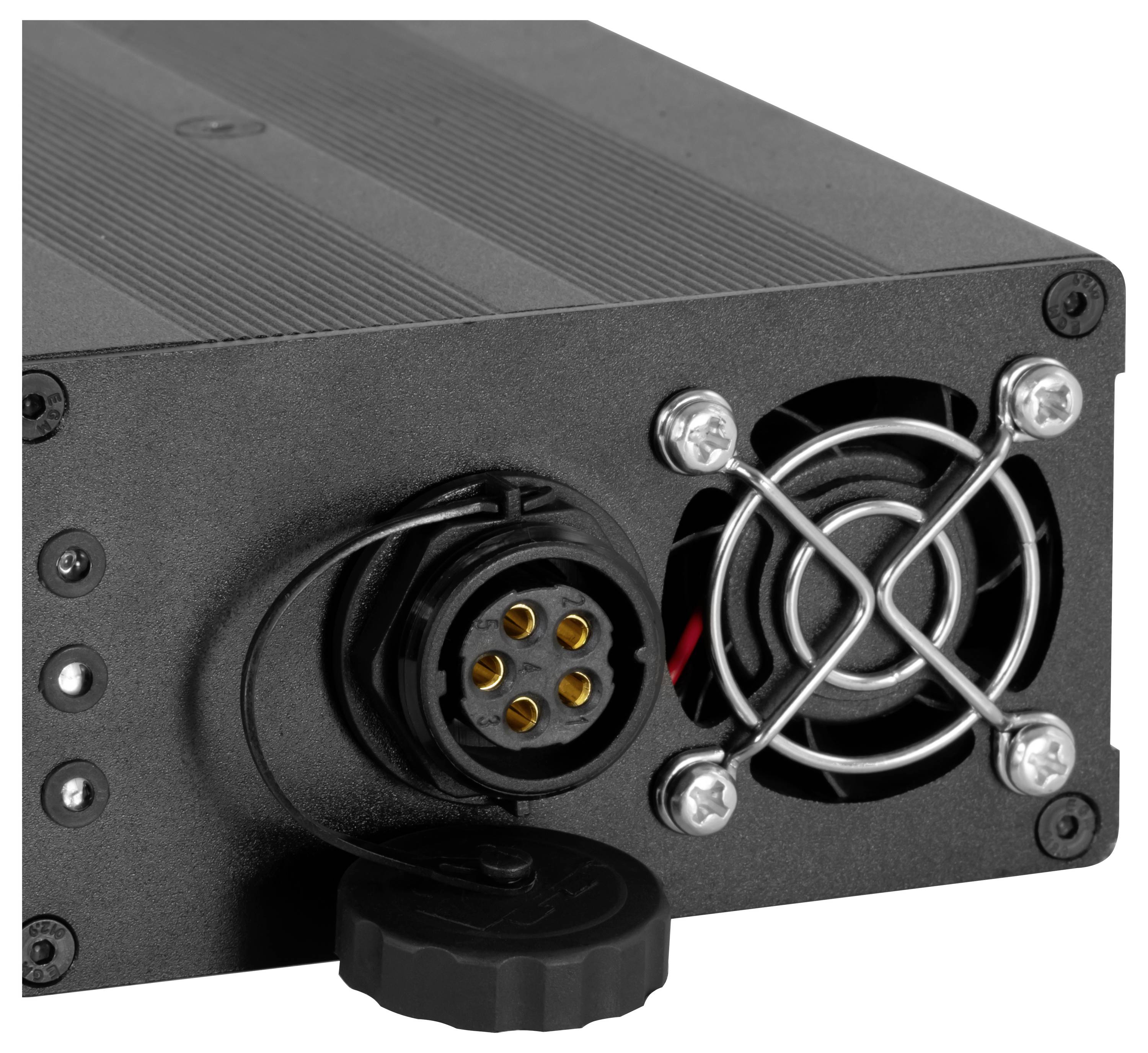 Nahaufnahme eines schwarzen elektronischen Gerätegehäuses mit einem kreisförmigen Stecker, Kühlventilator und Schutzgitter auf der Frontplatte.
