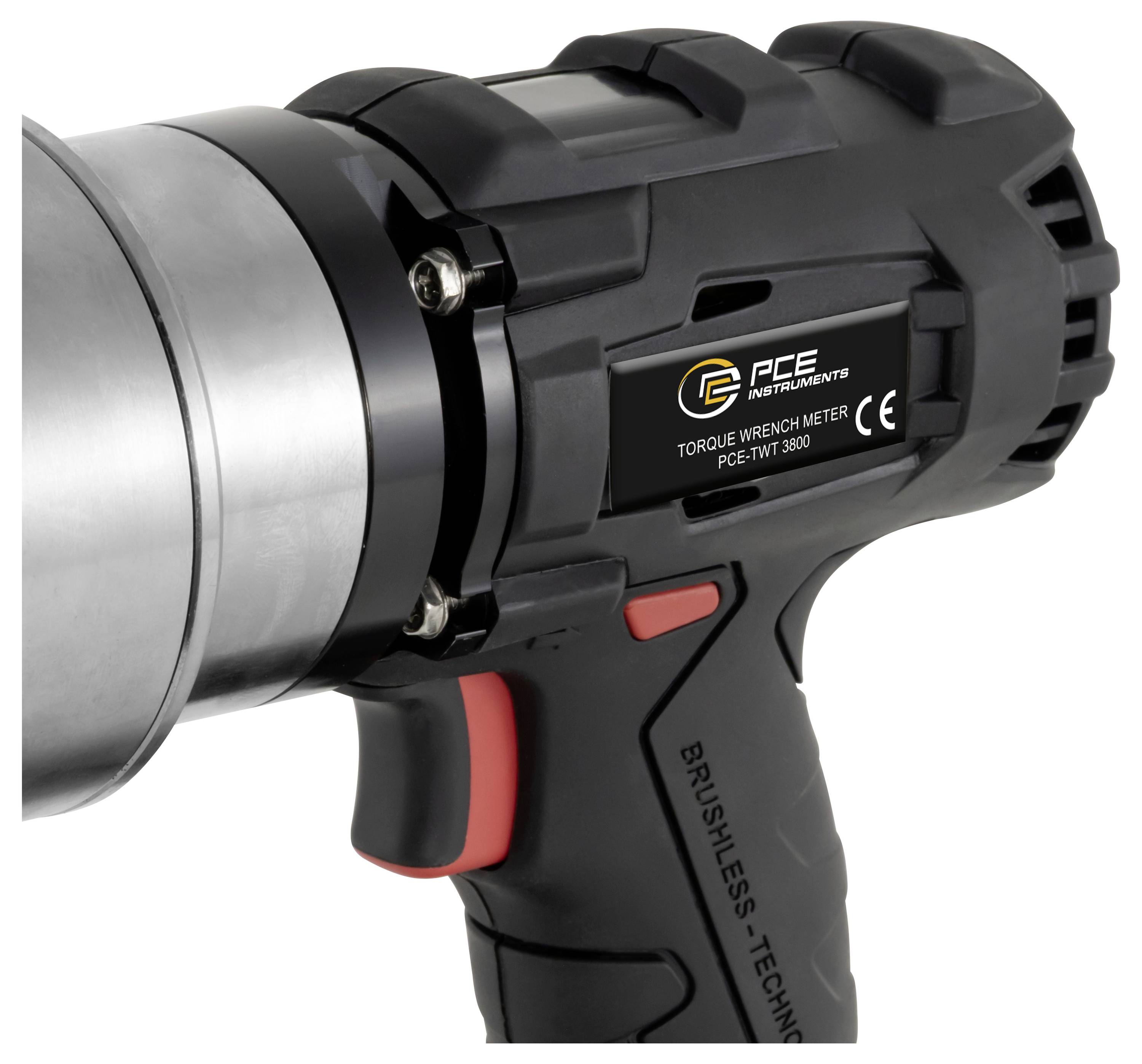 Nahaufnahme eines Drehmomentschlüssels von PCE Instruments mit einem schwarz-roten Pistolengriff, der an einem Metallwerkzeugkopf befestigt ist.