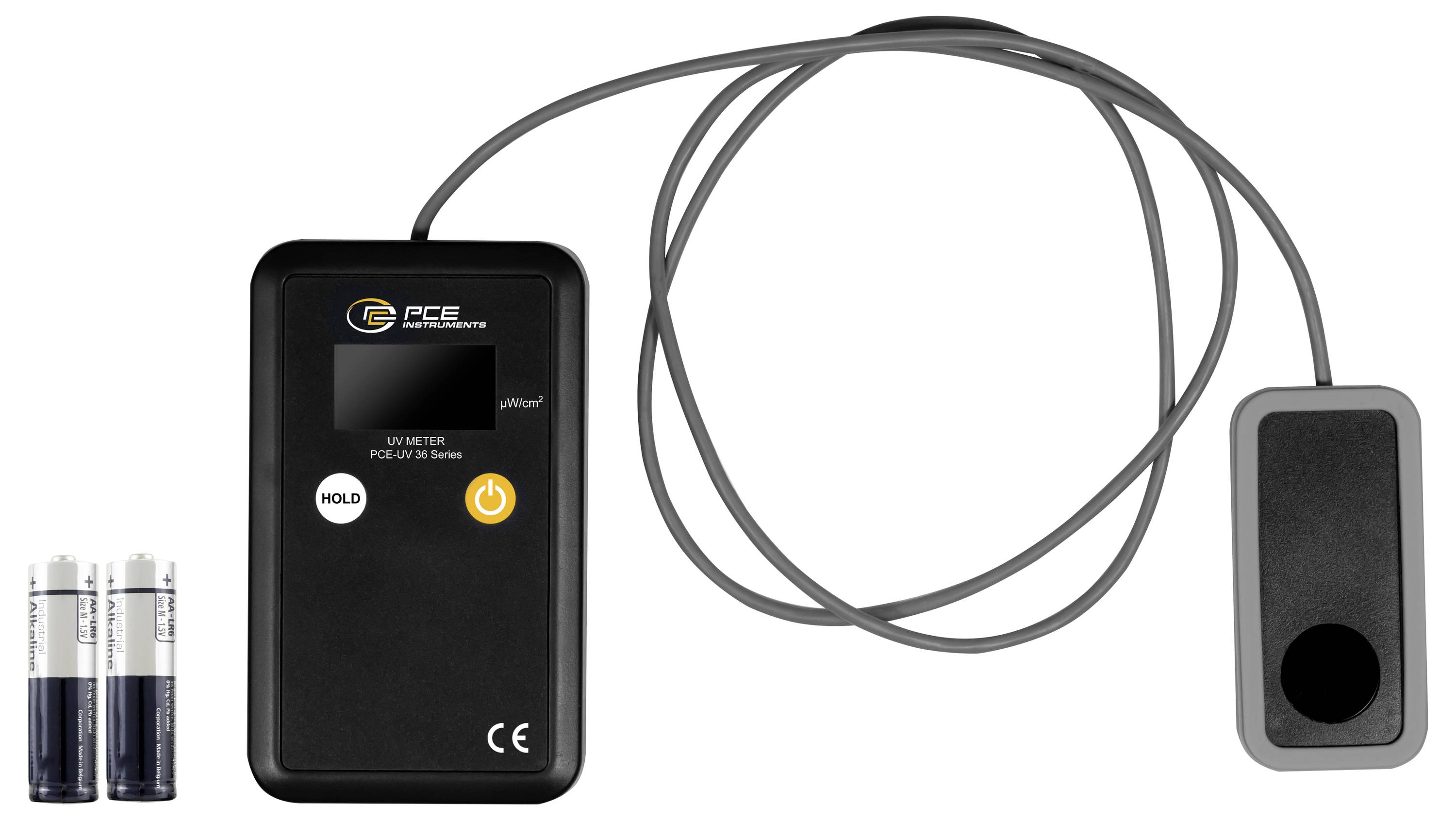 Tragbares UV-Messgerät mit angebrachter Sensorsonde, Anzeigeeinheit und zwei AA-Batterien, dargestellt auf weißem Hintergrund.