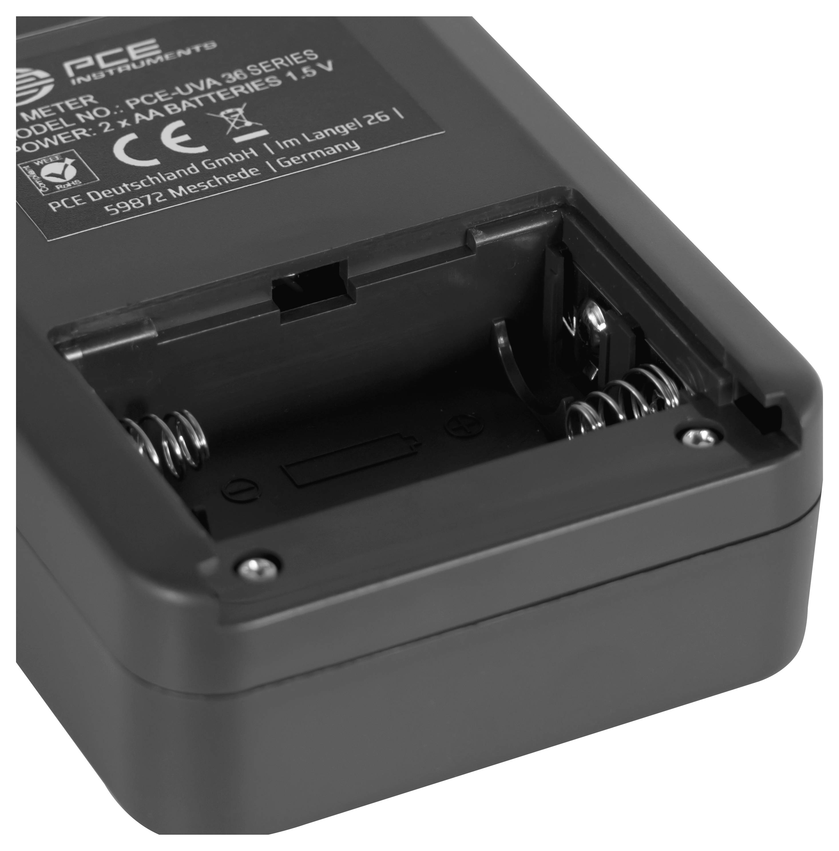 Schwarzes Ladegerät oder Batteriefach mit Federn für zwei AA-Batterien und bedrucktes Produktetikett oben.