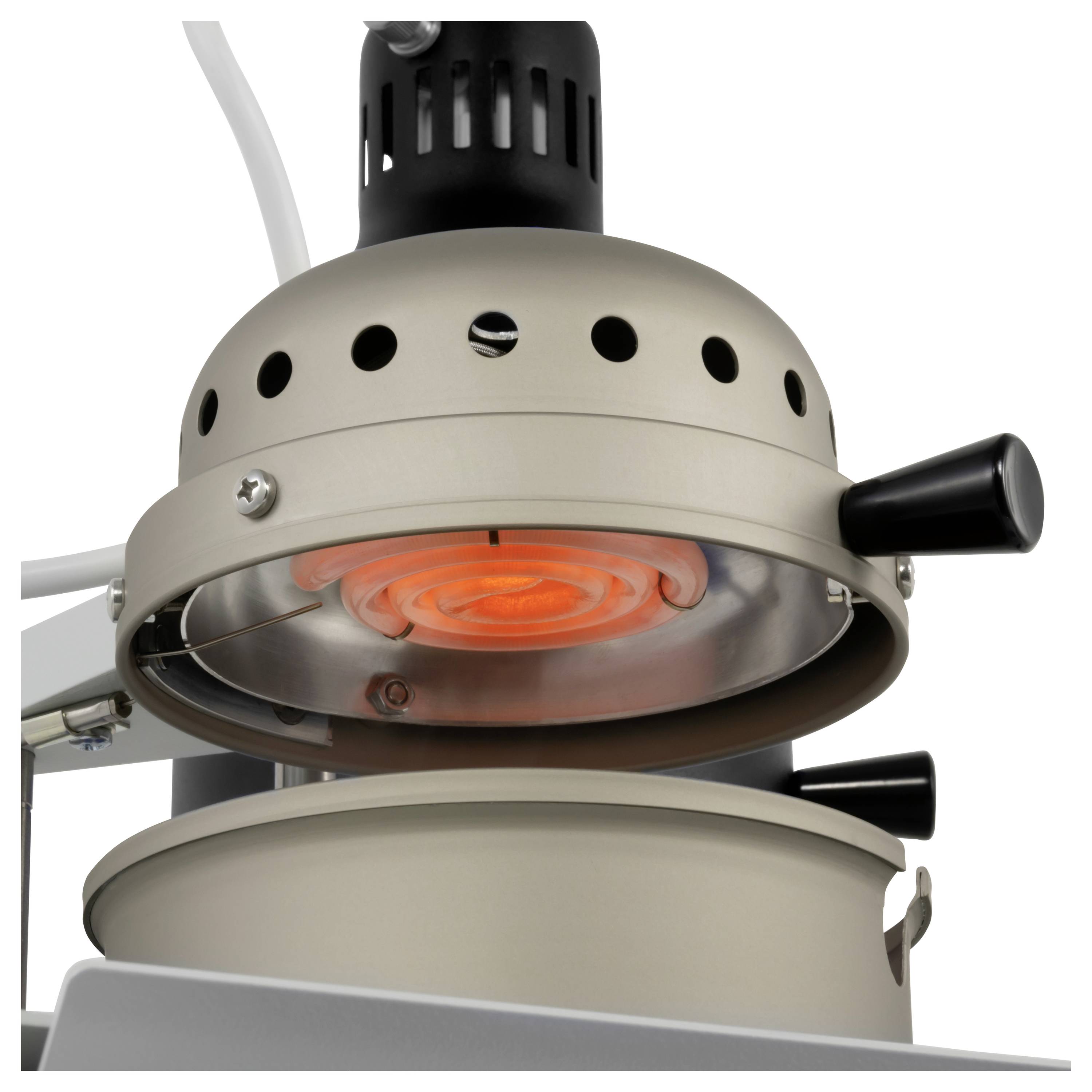 Nahaufnahme einer hängenden elektrischen Wärmeleuchte mit einem orange glühenden Heizelement und gehäustem Metallgehäuse mit Belüftungslöchern.